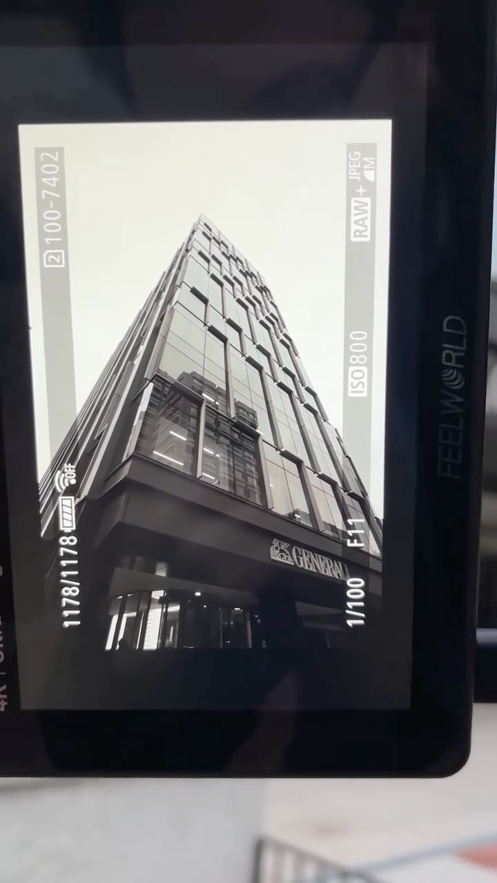 Hoy hablamos de fotografía de paisaje urbano, pero no de la típica foto de turista.
La clave está en mirar la ciudad de otra manera, buscar esos ángulos que casi nadie ve y que convierten un lugar común en una imagen única.
En este vídeo os enseño varios trucos muy sencillos para conseguir fotos más originales y llamativas.
#tipsdefotografia #clasesdefotografia #cursofotografia #fotoscreativas #tutorialfotografia