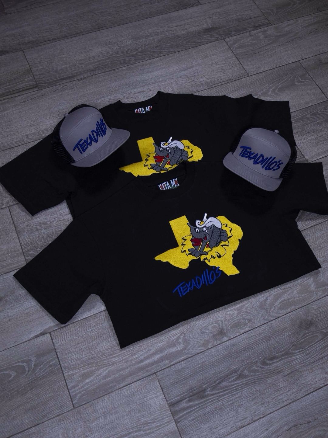 Texadillo’s Custom Order
www.kita.com.mx
Tuvimos el gusto de trabajar en este pedido especial para nuestros amigos de Texadillo’s. Gorras y playeras con bordado premium, diseñadas para aguantar el ritmo y representar con estilo.
En KITA MX no solo creamos drops de anime, también le damos vida a la identidad de tu negocio con la mejor calidad textil del mercado. 🧵✨
#KitaMX #Texadillos #CustomWork #BordadoPersonalizado #NegociosLocales