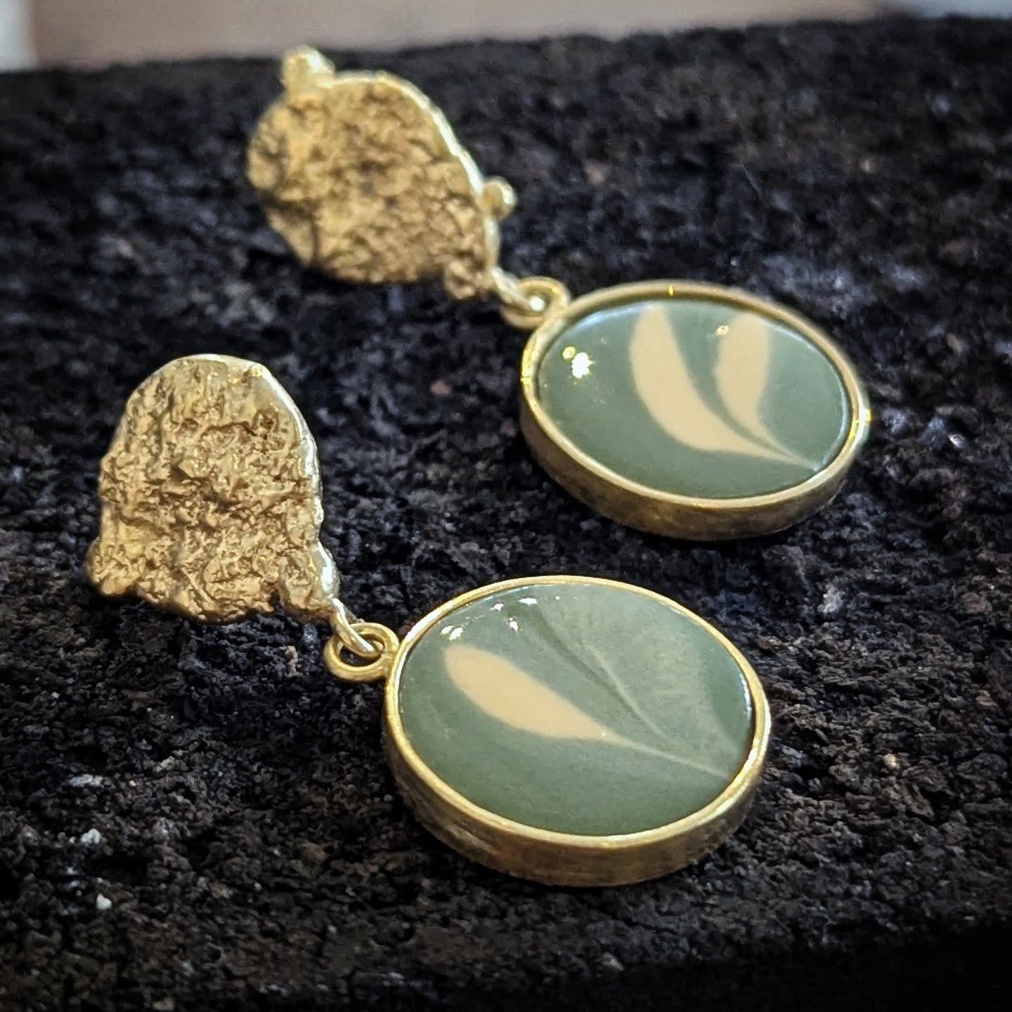 Der erste Schmuck des neuen Jahres.
Ohrringe mit Porzellan und goldplattiertem, recyceltem Silber.
Bei Interesse gerne eine PN an mich.
#Porzellanschmuck #Ohrringe #schmuck #goldgrün #elementarisbypfefferkorn