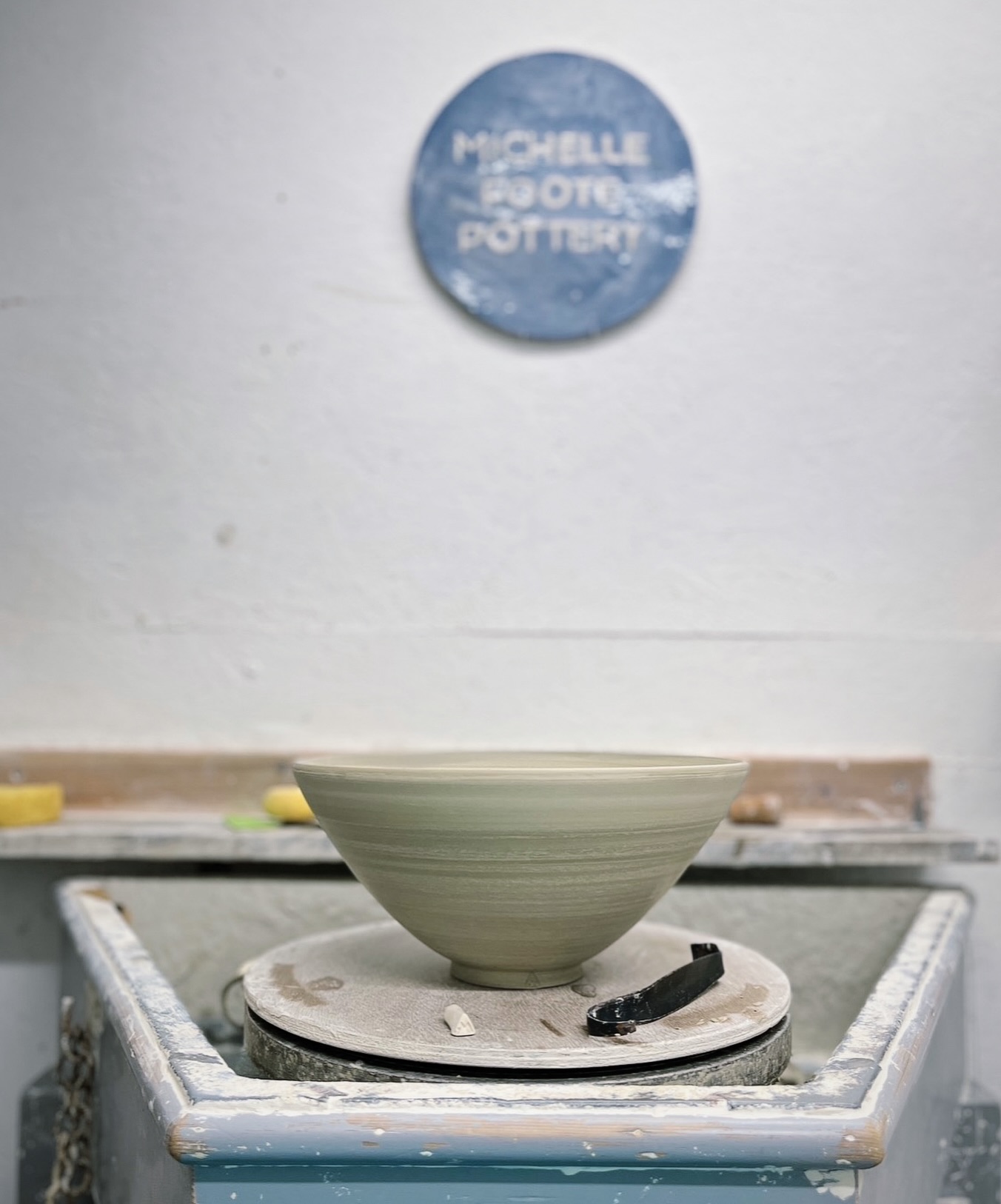 A productive afternoon after a New Year catch up with my lovely friend this morning. 🤗 Everything from yesterday’s tall has been put away and I’ve updated my website with a few new goodies as well as trimming some thrown pieces too. Off for a cuddle with Barnaby now 🐶
.
.
.
.
#leachkickwheel #potterslife #cornishbusiness #pottersofinstagram #mudtools