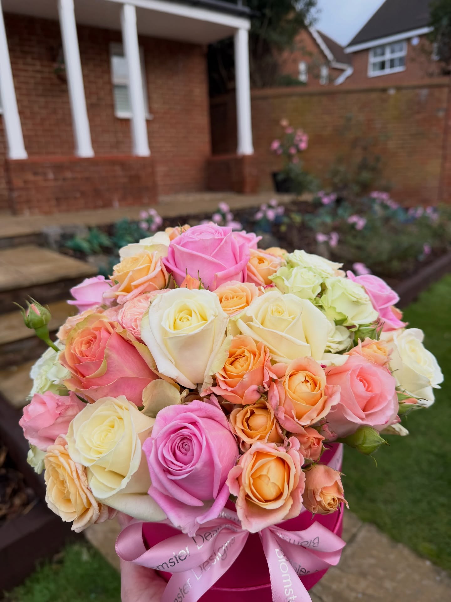 Birthday flowers arranged and delivered ✅
#nationwideflowerdelivery #surreyflorist #flowershop #florist #rosebox🌹