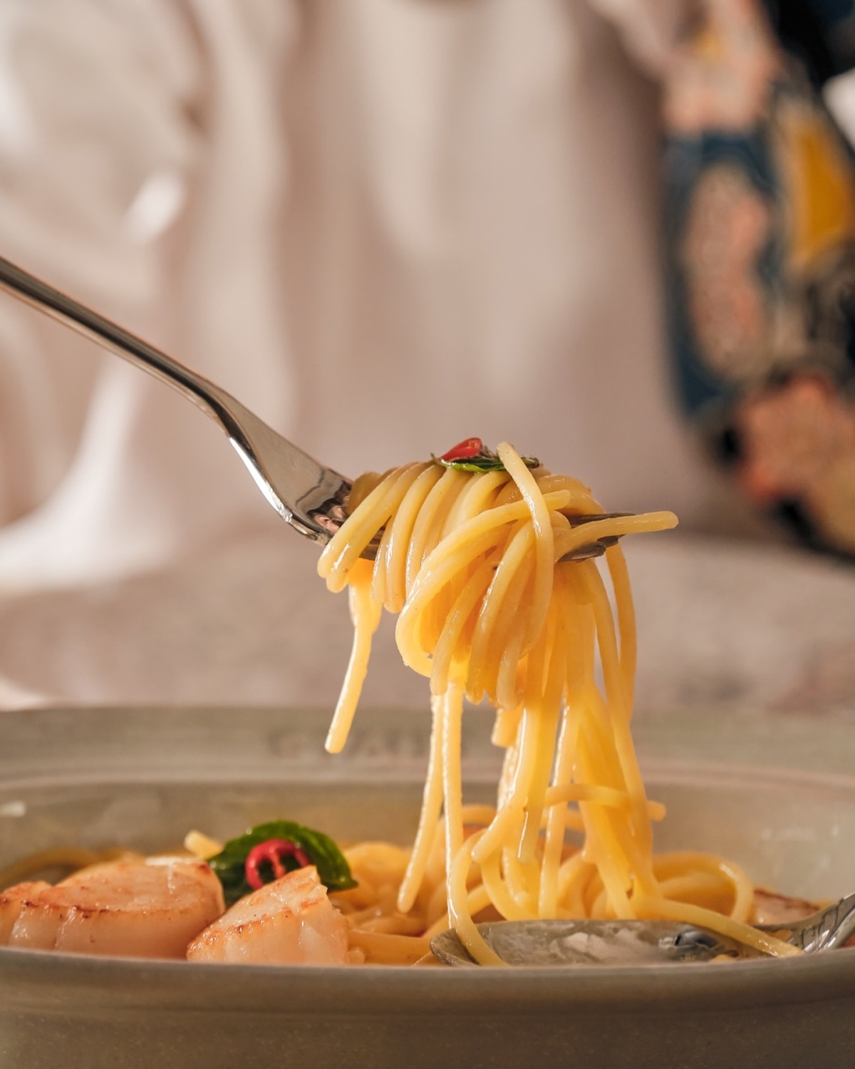 When the winter cold🌬️is calling for some comfort food, this delicious plate of Spicy Scallop Spaghetti🍝 is ready to answer. Al dente pasta tossed with sweet scallops, Thai basil and a bright Chardonnay vinegar sauce brings together gentle heat and refined richness. Available on our a la carte menu. 🧡
For reservations, click the “Reserve” button on our Instagram profile or visit our website. Walk-ins are warmly welcomed on a first-come, first-served basis. 💕
You may also view our latest menu offerings on our official website.
☎️ +852 2711 8088
🌐 www.medora.hk
📍G/F, 111 Wellington St, Central
#medorahk #chefvickycheng #鄭永麒