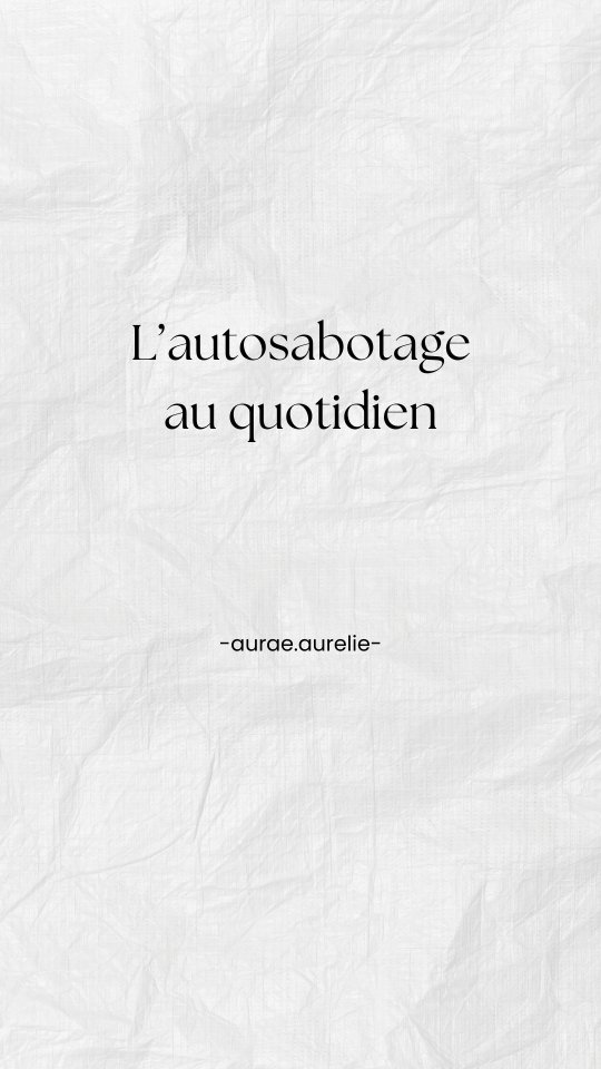 À quoi ressemble l’autosabotage au quotidien ?
On imagine souvent l’autosabotage comme quelque chose de spectaculaire.
Tout arrêter. Tout gâcher. Tout fuir.
Mais dans la réalité, il est souvent beaucoup plus discret.
C’est dire oui alors que ton corps est déjà fatigué.
C'est repousser ce qui compte vraiment pour toi.
Te disperser quand tu touches quelque chose d’important.
Abandonner juste au moment où ça commence à changer.
Et ensuite… t’en vouloir.
Te demander pourquoi tu fais ça.
Pourquoi tu n’y arrives pas “comme les autres”.
L’autosabotage n’est pas toujours un manque de volonté.
C’est souvent une tentative, maladroite mais sincère, de te protéger d’un inconfort, d’une peur, ou d’une insécurité plus profonde.
Le voir comme ça, ce n’est pas se trouver des excuses.
C’est commencer à sortir de la lutte.
✨ Question d’introspection :
Dans quelles situations as-tu l’impression de te freiner sans vraiment comprendre pourquoi ?
✨️ Mantra :
Je choisis de me comprendre plutôt que de me juger. Toujours.
✨️
Je suis Aurélie, énergeticienne ancrée dans la réalité et subtilement connectée.
J'aide les personnes qui doutent d'elles-mêmes à se libérer de leurs blocages émotionnels pour oser à passer à l'action.
Sur ce compte, je te montre comment sortir de ton autosabotage, en douceur et avec clarté.