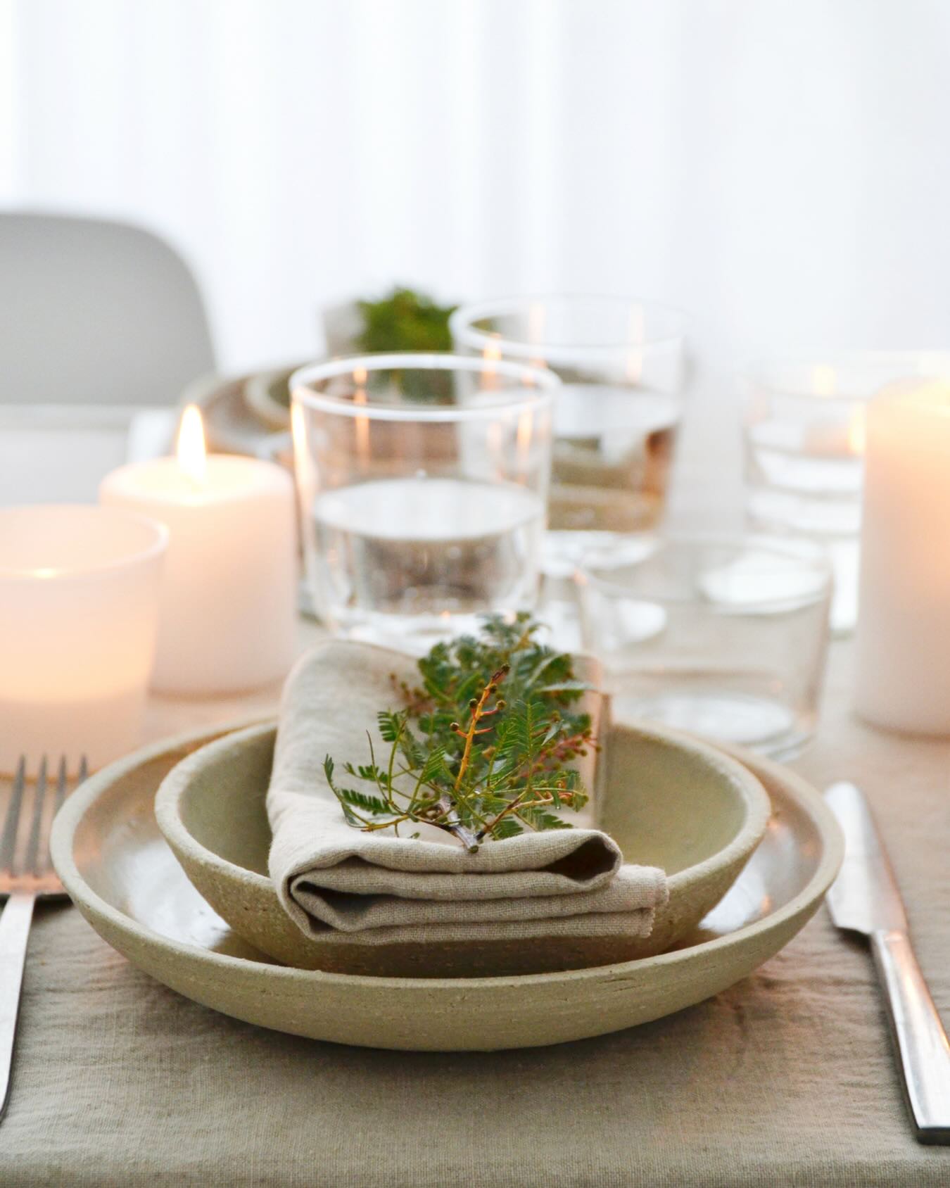 Les serviettes de table n’ont pas toujours été un détail décoratif.
À l’origine, elles étaient essentielles.
On s’en servait pour s’essuyer les mains, à une époque où on se lavait les mains avant et après le repas, souvent à table ou à proximité.
Elles faisaient partie de ces linges du quotidien, robustes, lavés encore et encore, et souvent en lin.
Des serviettes souvent brodées,
pensées pour durer et transmises avec le reste du linge de maison.
Avec le temps, elles sont devenues plus discrètes.
Parfois mises de côté.
Parfois réservées aux grandes occasions.
Et pourtant, sortir de vraies serviettes, même un jour ordinaire, c’est renouer avec un geste ancien :
celui de prendre soin, sans raison particulière.
Chez moi, le lin reste fidèle à cet esprit.
Simple. Durable. Vivant.
Une serviette qui n’est pas là pour faire joli mais pour accompagner les repas, les saisons, les habitudes.
Parce que l’art de la table n’est pas une mise en scène.
C’est une histoire qui s’écrit.
Photo : Myriam Baya - @lacuisinecestsimple
Céramique : Marie Brisart - @mariebrisart
Linge de table en lin - Lina Luxe
#artdelatable #artderecevoir #serviettedetable #tradition