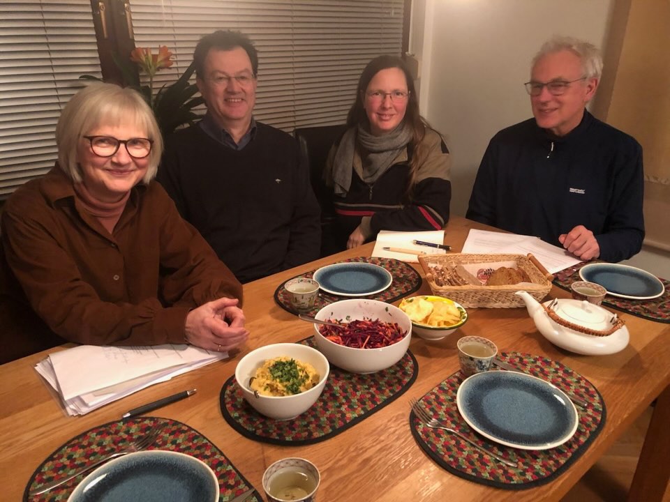 Hier auch schon die Fortsetzung von „Hinter den Kulissen“ bzw. „In warmen Stuben“: So schön bewirtet sich das Vorstandsteam oft gegenseitig! Sie treffen sich abwechselnd in den Wohnungen der Vorstände und bleiben dann oft seeeehr lange beisammen, weil es viel zu diskutieren und zu entscheiden gibt. #vostandsarbeit #soziokratie #solidarischelandwirtschaft #gemüsekiste #eatlocal #solawi #farmtotable #farmlife #frohlawi #biogemüsekiste #Reinickendorf #hohenneuendorf #stolpe #hermsdorf #frohnau #frischvomfeld #FrischeErnte