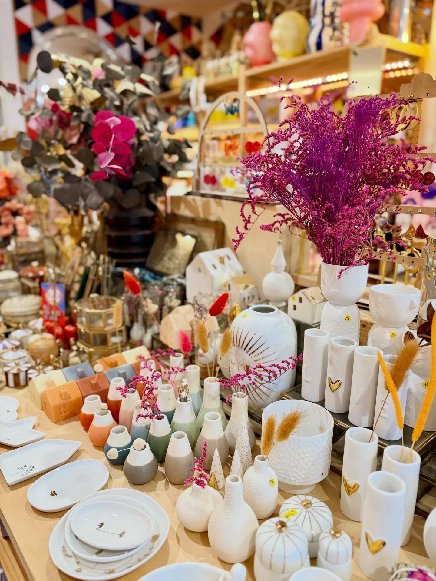 ✨ On est ouverts ✨ et on reprend les horaires habituels :
🕰️
Du lundi au samedi : 11h – 19h
Cette première semaine de l’année nous met direct dans le bon tempo 💫
De la couleur, de la curiosité, de la joie, des idées qui fusent…
2026 commence dans une super énergie, pleine de bonne humeur et d’envies nouvelles.
Ici, on cultive le beau, le fun, le décalé et tout ce qui fait plaisir —
et clairement… l’année s’annonce très très chouette ✨
📍 Le Puits d’Amour
113 rue Fondaudège
Quartier Jardin Public – Bordeaux