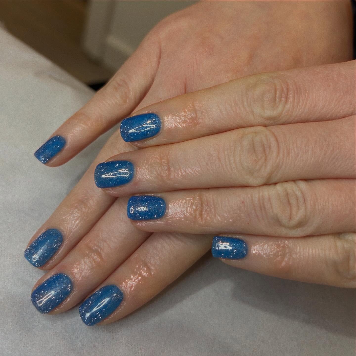 January doesn’t have to be all blue—sometimes it sparkles ✨ Fresh gels to prove winter can still shine.