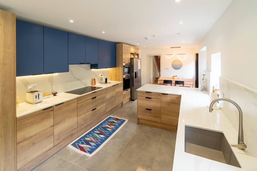 Designed with purpose, finished with style.
This Walthamstow kitchen combines warm textures, and clean lines for a timeless modern look. Oak & Blue!
#KitchenDesign #BespokeKitchens #HandlelessDesign #ModernInteriors #americankitchen