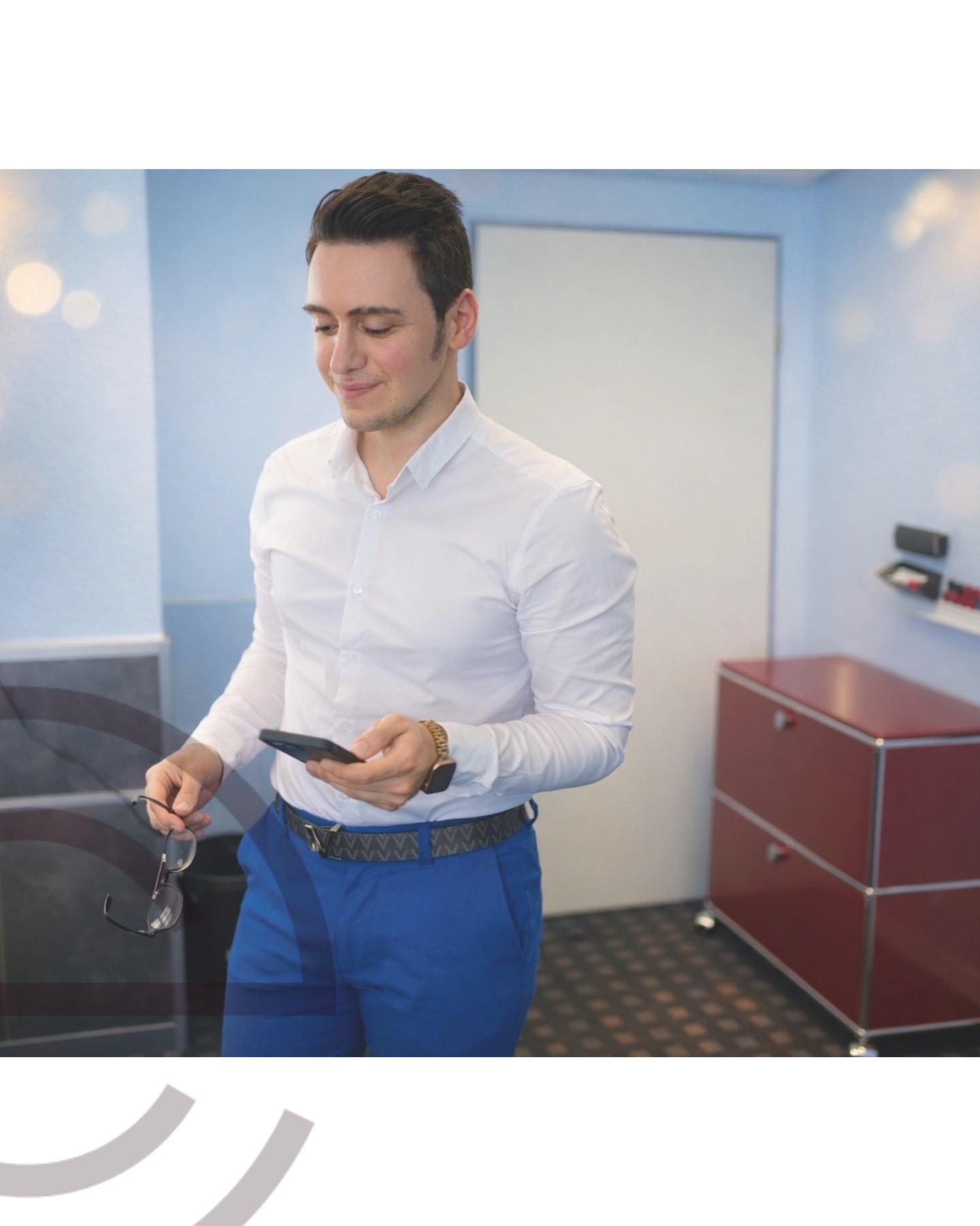 Gute Organisationsarbeit beginnt für mich mit einer wirksamen Praxis:
Mitarbeitenden zuhören.
Nicht als Symbolhandlung, sondern als echtes Steuerungsinstrument. Wer zuhört, bekommt ehrliche Hinweise darauf, was gut läuft, wo es hakt und was Menschen brauchen, um gesund und motiviert zu arbeiten.
Feedback ist kein Störfaktor. Es ist eine Ressource. Es macht Zusammenarbeit besser und zeigt Entwicklungspotenziale.
Diese Arbeit entsteht im Team. Wir sind Menschen mit unterschiedlichen Erfahrungen. Wir teilen Perspektiven, prüfen Annahmen und schärfen Konzepte. Genau daraus entsteht Qualität.
Organisationen entwickeln sich, wenn Beteiligung möglich ist, Verantwortung geteilt wird und Führung zuhört.
Gute Arbeitsbedingungen sind kein Extra.
Sie sind die Basis.
#Awareness #ZuhörenAlsPraxis #Organisationsentwicklung