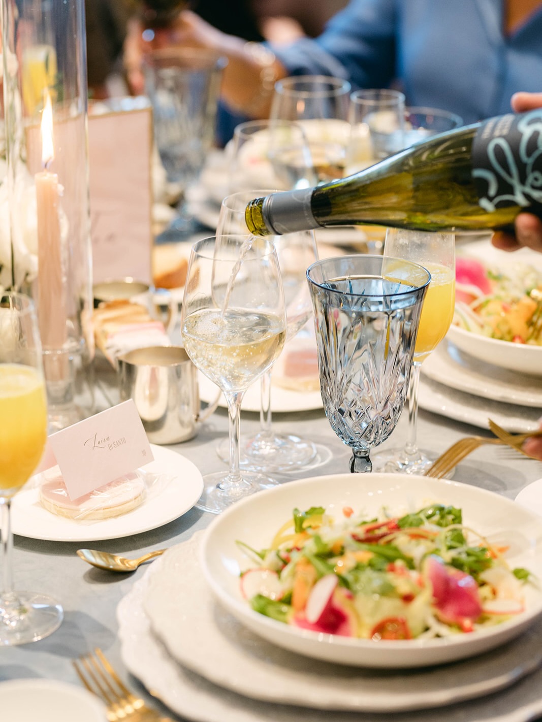 A floral-forward shower at the iconic Four Seasons Toronto, with every detail designed for slow moments and meaningful conversation.
From custom cocktails served in a garden bar to soft blush blooms draping over the table this is bridal hosting at its most elevated.
#torontoevents #bridalshowerideas #eventstyling #floraltablescape #luxuryplanner
Vendors
@eventshoppe.ca
@rachelaclingen
@simplybeautifuldecor
@encore.canada
@splendidsettings
@nadiaandco
@detailzfurniturerentals
@theperfumebar_events
@barchef
@fstoronto
@decorandfiesta
@soldesigns.ca
@sb_tones
@beautyby_milly