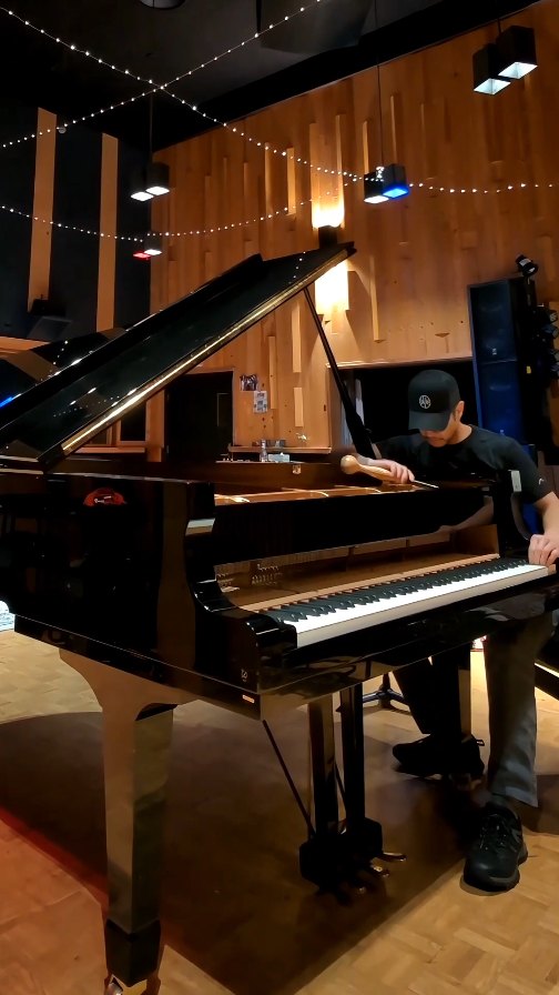 Just trying to play the right notes when @benkaplankrunch walks into the room at Hipposonic Recording Studio. Thanks to @stellasoulrevival for having me in!
#pianotechnician #lamplightpianoservice