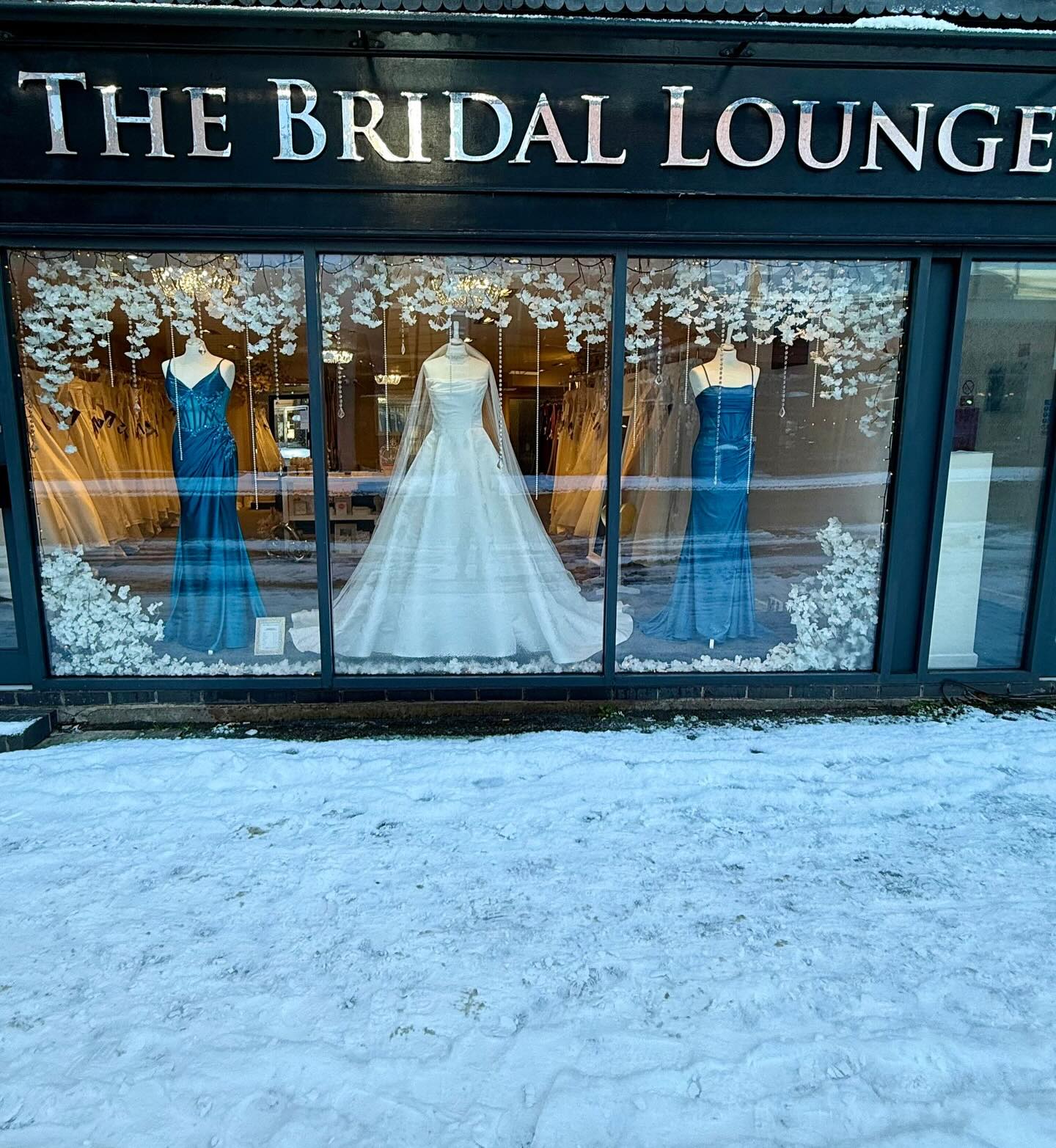 Sarah has definitely gone for the โFrozenโ theme โ๏ธ โ๏ธ with the first new window display of the year, showcasing stunning Grayson from @sinceritybridal alongside two gorgeous prom dresses ๐๐ฉต
Whilst you enjoy the snow, book your bridal or prom appointment with us today xxx
#thebridalloungenewcastleunderlyme #sinceritybridal #bluepromdress #weddingdress #frozen