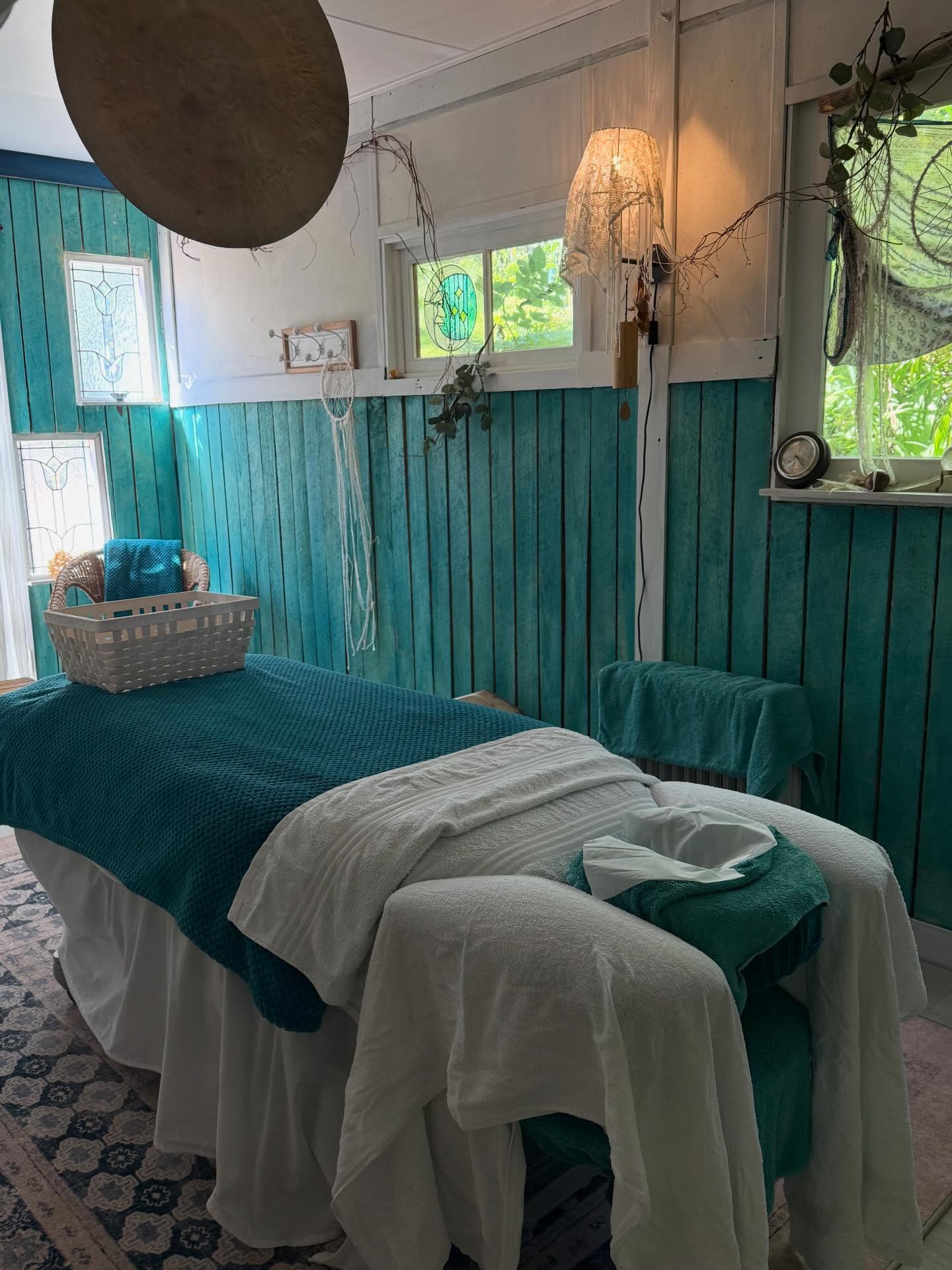 It feels so good to be back in this space ✨
The Awen Room is cool and sparkly today, soft, calm, and gently holding its own kind of magic.
Ready for beautiful massage rituals, healing moments, and the quiet kind of witchy nourishment that settles right into your bones.
The vibe feels gorgeous… and I’m here for it.
Bring on 2026 🤍