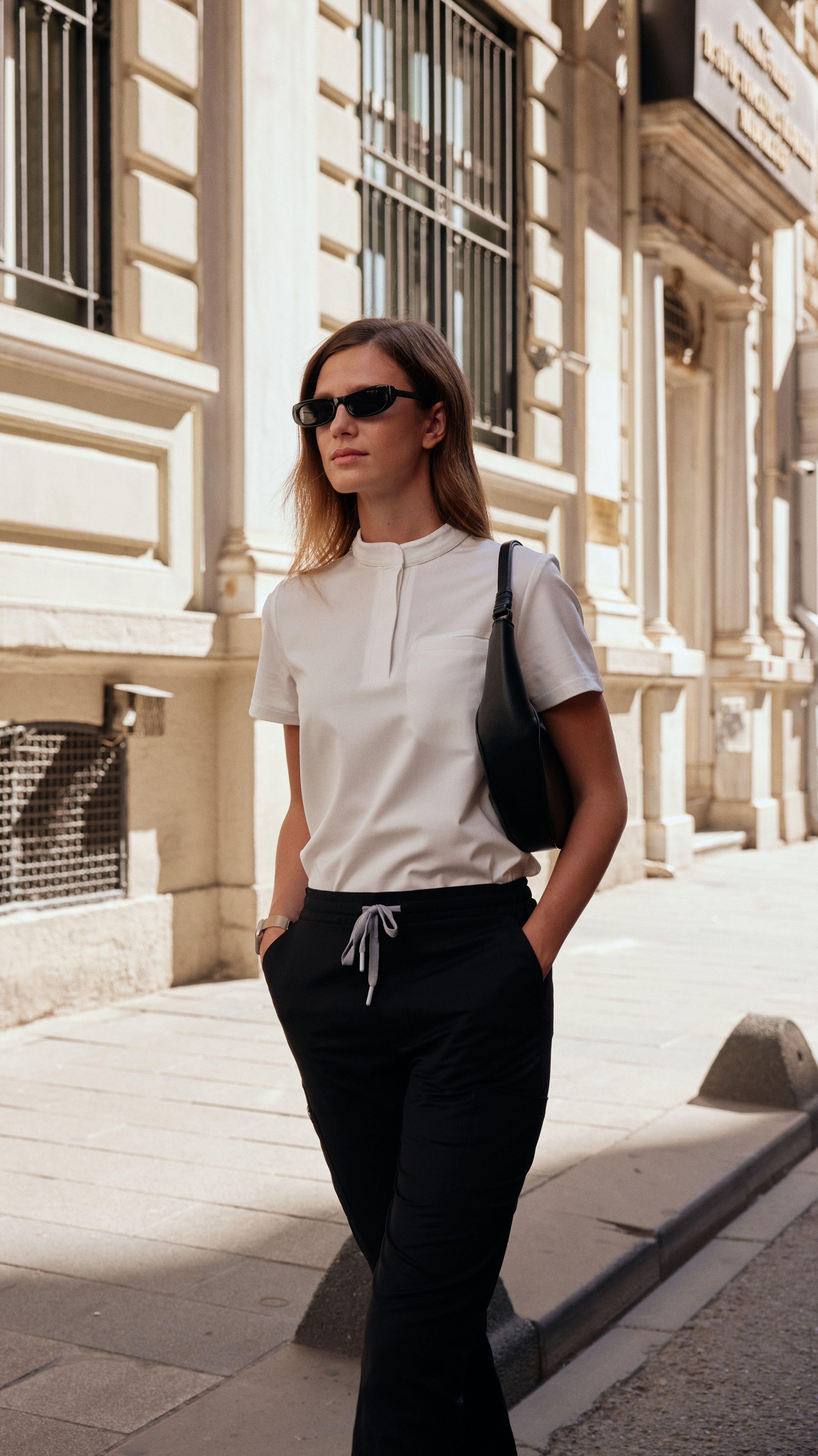 Saatler süren odak, ayakta geçen günler…
Bir diş hekimi için forma ne kadar önemli?
👇 Senin için hangisi öncelik:
#saruniform #dişhekimi #scrubslife #scrubsstyle #dentist