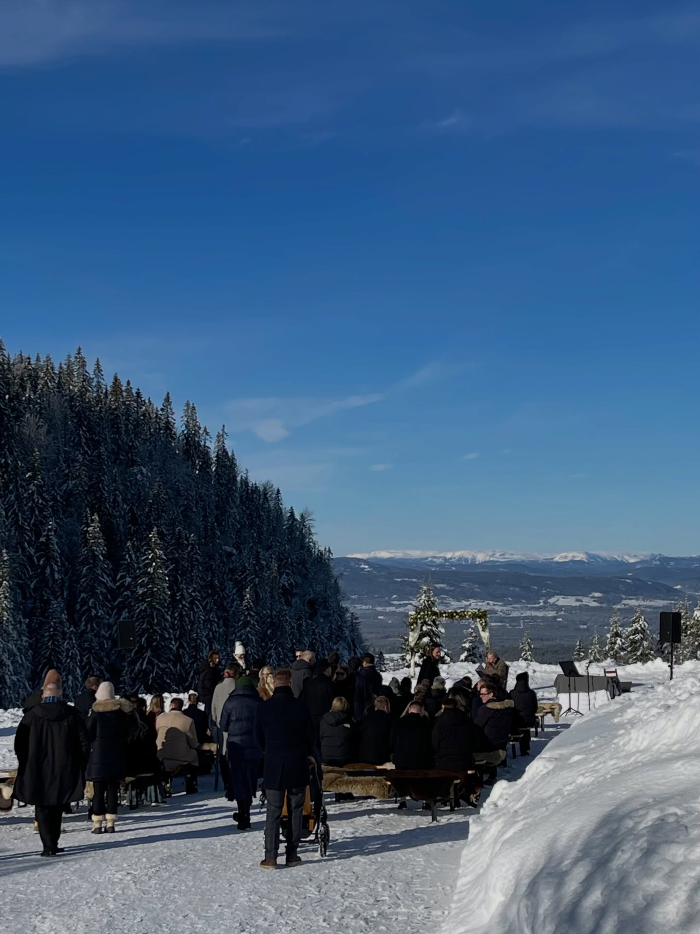 Drømmer dere om et vinterbryllup?
Kleivstua gir den perfekte rammen for et uforglemmelig selskap med fokus på god mat og personlig service.
#kleivstua #kleivstuahotell #møtestedetpåkrokskogen