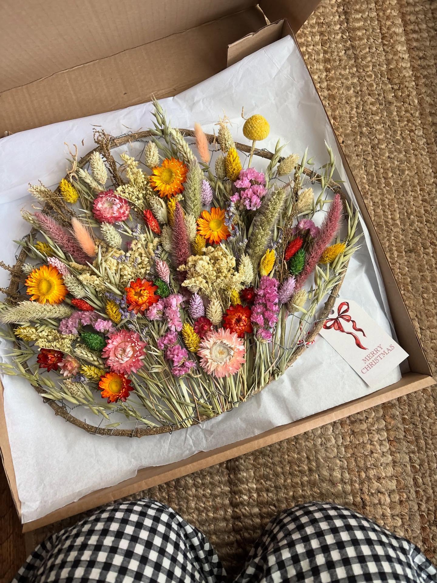 Some of the flower panels I was lucky enough to make at the end of last year🌷🌼 I absolutely loved making these, it was something so different for me and makes me want to try out some other new ideas in 2026! Thank you so much to everyone who ordered one, I hope they are loved for many years to come❤️
I will be open again for custom orders from the beginning of February if you are looking to get in touch☺️
#flowerpanel #driedflowerpanel #driedflowers #scottishflorist #highlandflorist