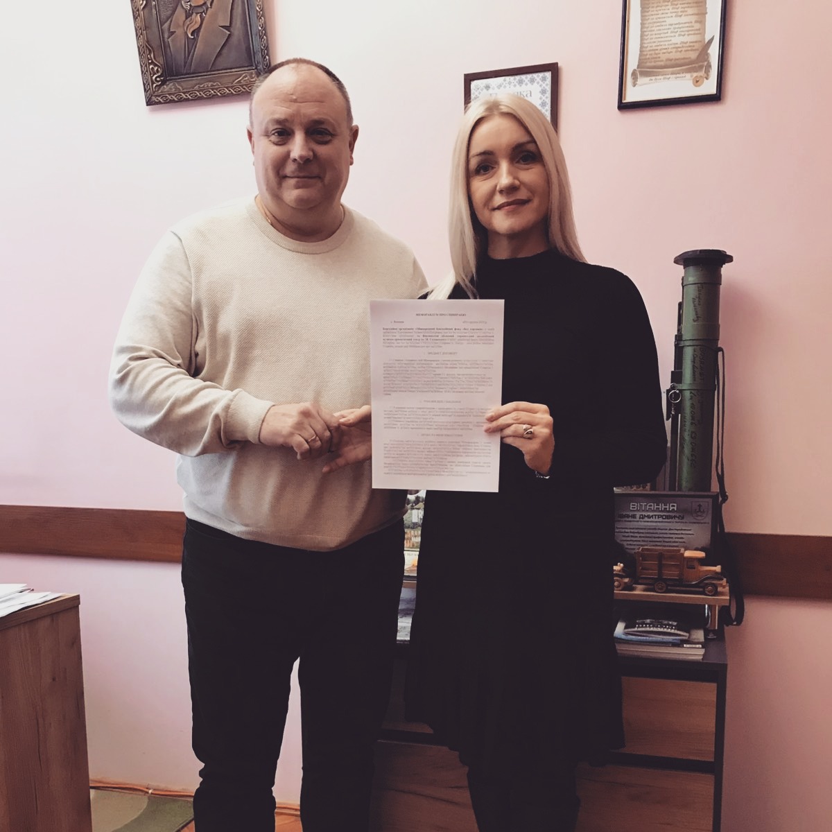 🤝 Історії партнерства: Співпраця, що дарує надію - із театром ім. М. К. Садовського
Цивільний фронт — це про об’єднання людей і організацій, які вірять, що культура, солідарність і підтримка мають значення навіть у найскладніші часи. Саме тому для нас особливо цінною є співпраця з Вінницький академічний музично-драматичний театр ім.Миколи Садовського з яким ми уклали меморандум про партнерство.
Фонд «Без кордонів» щиро пишається цією співпрацею, адже театр очолює Іван Дмитрович Педорук — член правління нашого фонду, людина, яка поєднує мистецтво, управлінську відповідальність і щиру громадянську позицію.
Театр імені Садовського системно реалізує принципи соціальної відповідальності: під час кожної вистави збираються кошти на підтримку Збройних сил України,
розміщується інформація про благодійні фонди та ініціативи, які допомагають українцям у цей непростий час. Це приклад того, як культура може бути не осторонь подій, а частиною спільного спротиву та підтримки.
Завдяки нашій співпраці у ці Новорічні святки 43 дитини, які втратили свої домівки через війну, змогли відвідати святкову виставу «Шома + Фуджі = любов».
Для багатьох із них це була можливість хоча б на деякий час відволіктися від пережитого, посміхнутися, відчути атмосферу свята й турботи. Діти раділи, ставали трохи щасливішими — і це, мабуть, найцінніший результат будь-якої благодійної роботи.
Ми вдячні театру імені Садовського за відкритість, людяність і готовність бути поруч із тими, хто потребує підтримки. Саме з таких партнерств і формується справжній
Цивільний фронт — простір співдії культури, бізнесу, громадських організацій і небайдужих людей.
Долучайтесь до Цивільного фронту!