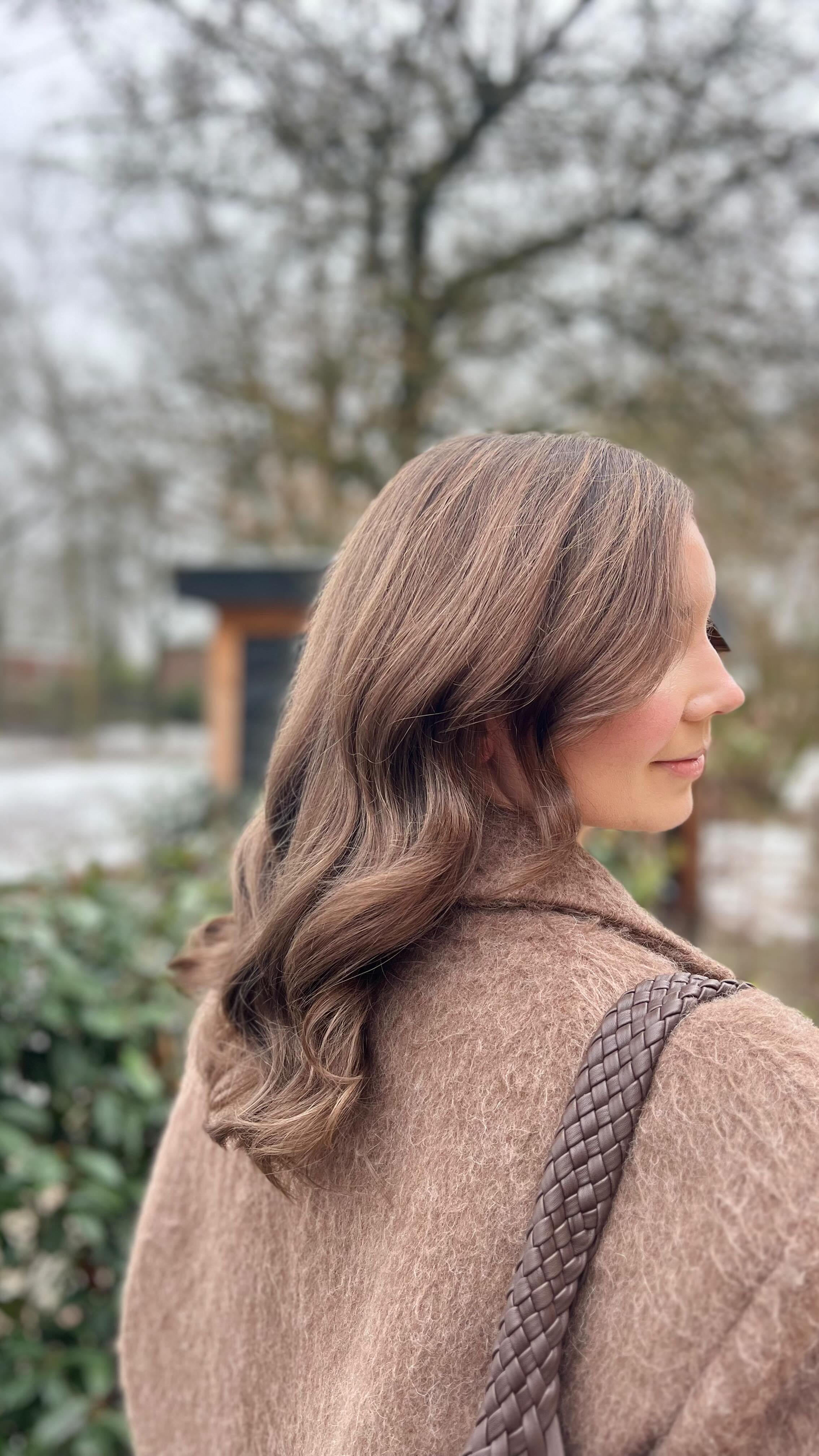 Na een zwangerschap is haaruitval helaas een veelvoorkomend en normaal proces. Door hormonale schommelingen kan het haar dunner, droger en minder vol aanvoelen. In dit geval was het haar kwetsbaar in de lengtes, met restkleuring en weinig body.
De wens: weer gezond, natuurlijk en voller haar.
Advies was om terug te gaan naar de eigen haarkleur, zodat het haar kan herstellen en er optisch meer volume ontstaat. Door de beschadigde punten te knippen en te werken met een zachte, onderhoudsvriendelijke kleuring oogt het haar direct frisser en sterker. Met het juiste onderhoudsadvies krijgt het haar nu de kans om op een gezonde manier terug te groeien.
Resultaat: een natuurlijke look, meer rust in de kleur en een voller, gezonder totaalbeeld. 🤎