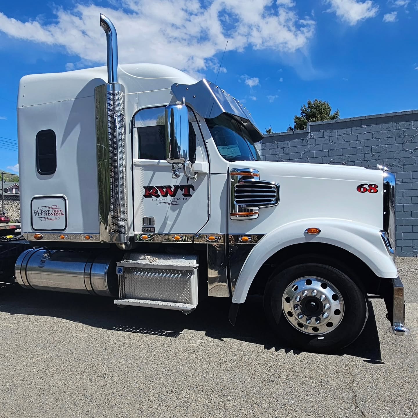 A semi truck Design & Decal job from Spring 2025. The colors look sweet on this truck!
-
-
#RWT #JeromeIdaho #OverkillLab #CustomerService #Always