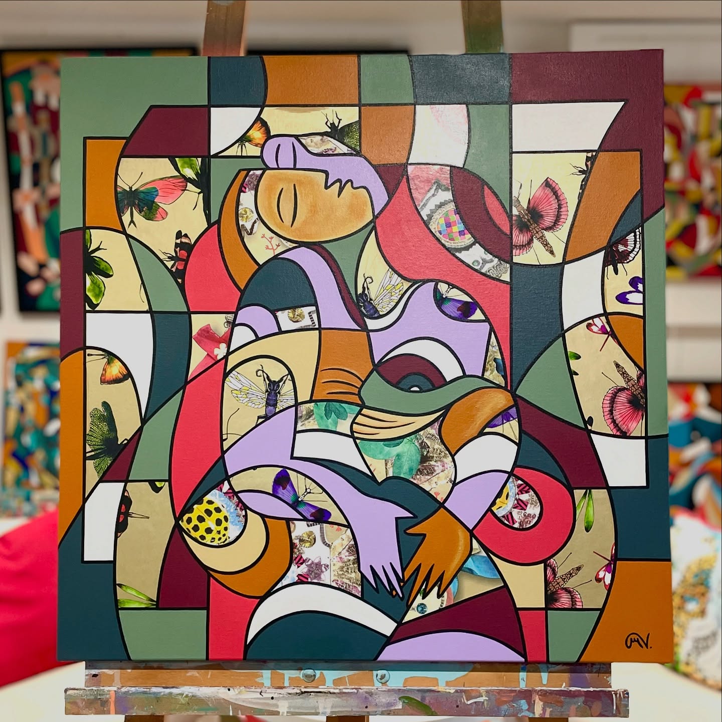 Titre : Le dernier rêve 🆕
Dimensions H60 X L60 cm Châssis 3D
Collage et Acrylique sur toile - Oeuvre originale
Disponible 💚
~~~~~~~~~~~~~~~~~~~
« Inspirée de ~ Le Rêve~ de Picasso, cette œuvre propose une relecture graphique et géométrique évoquant l’esthétique du vitrail. Les formes fragmentées, traversées par la lumière, dessinent une figure abandonnée au sommeil, entre présence et effacement. Le rêve devient ici un espace suspendu, un passage silencieux où le corps se repose tandis que l’esprit semble s’éloigner. Les motifs de fleurs et de papillons signés Christian Lacroix suggèrent la fragilité et la continuité, transformant l’endormissement en une image douce et lumineuse. » (Hommage à J. Maceira 🕊️)
•
•
•
•
#Art #peinture #collage #christianlacroix #lerêve #picasso #50nuancesdemarguerite #maguyvaz