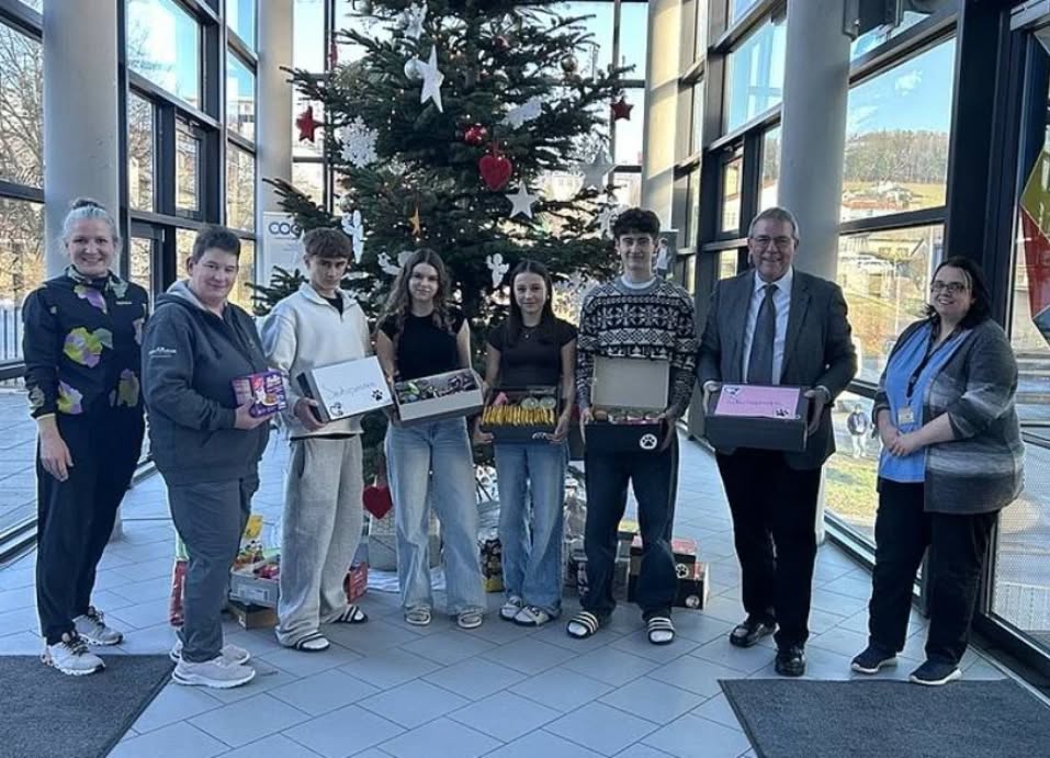 repost @bbsrohrbach
Spendenübergabe an das Tierheim Freistadt
von: Raphaela S., Lejla H., Julian D., Ronja H., Danil H.
18.12.2025
Heute fand an unserer Schule die Übergabe der gesammelten Spenden an das Tierheim Freistadt statt. Eine der Leiterinnen des Tierheims kam dafür persönlich zu uns an die Schule, worüber wir uns sehr gefreut haben.
Insgesamt konnten rund 450 Euro an Spendengeldern sowie zahlreiche Sachspenden, darunter Futter und weiteres Zubehör für die Tiere, übergeben werden.
Wir bedanken uns herzlich bei allen Schülerinnen und Schülern sowie bei allen Lehrerinnen und Lehrern für die große Spendenbereitschaft und das Engagement. Ohne diese Unterstützung wäre unser Frei Day-Projekt nicht zu einem so großen Erfolg geworden.
@tierheim_freistadt #FREIDAY #engagement #oberösterreich