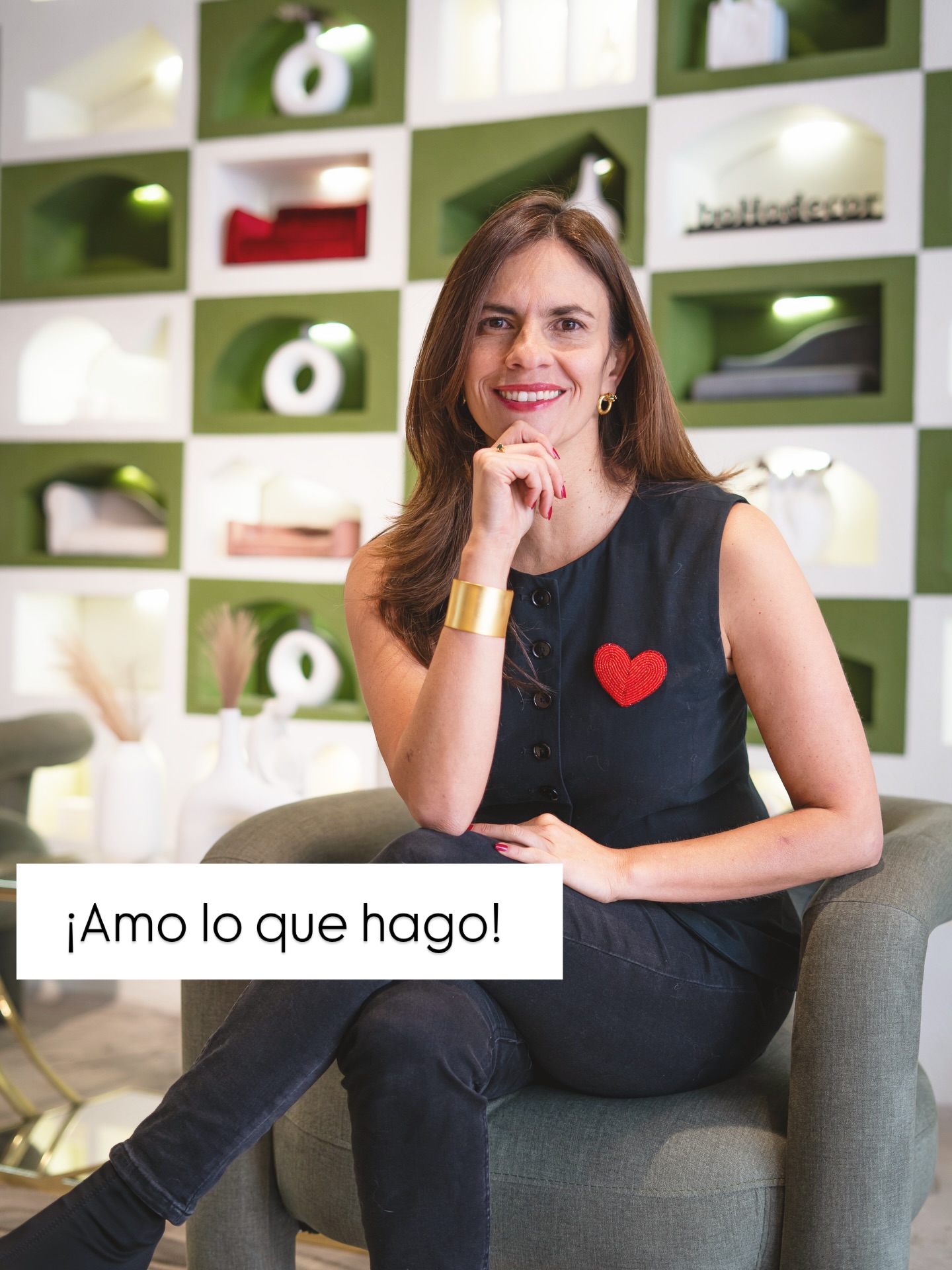 Mi nombre es Paola Benrey y soy la creadora de color de Esperanza.
.
Pienso que ninguna mamá debería tener que elegir entre trabajar o ver crecer a sus hijos.
.
Y este es el propósito detrás de cada uno de los productos que hacemos.
.
~ Que más mamás puedan poner a sus hijos como prioridad, que su trabajo no les robe momentos que no vuelven. ~
Gracias por estar acá, por creer, acompañarnos y apoyarnos durante todo este proceso.
.
Este año soñamos más grande:
más mamás, más manos, más historias, más luz.