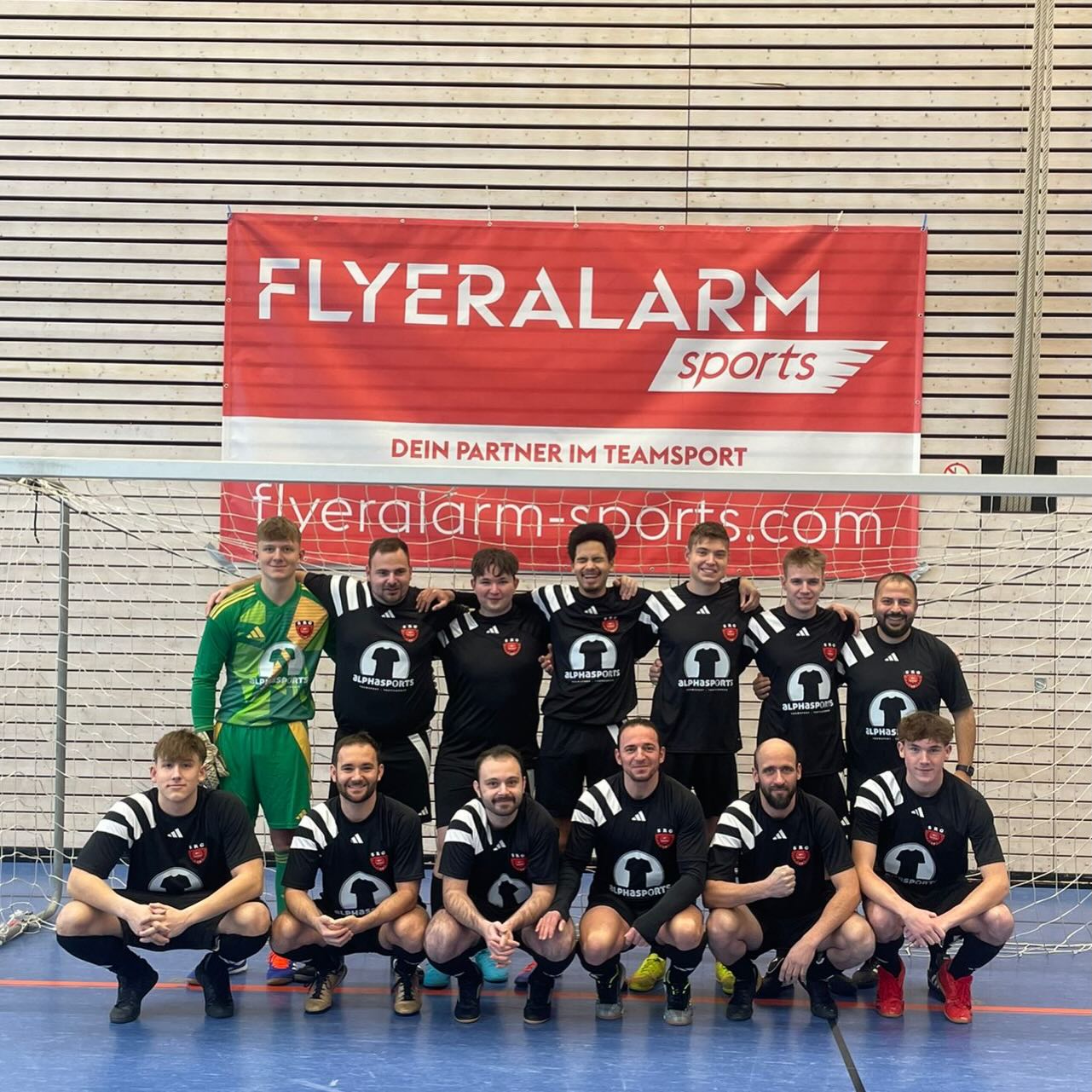 Mit einem starken Team aus 15 Schiedsrichtern der SRG Reutlingen ging es für uns nach Leonberg zum Schiriturnier – sportlich ambitioniert, stimmungstechnisch sowieso ganz vorne dabei.
Der Turnierstart hatte es direkt in sich:
Im ersten Spiel mussten wir uns Leonberg trotz großem Einsatz klar mit 1:3 geschlagen geben. Mund abputzen, weitermachen! Das klappte im zweiten Spiel gegen Waiblingen, in welchem wir uns hart erkämpft 1:1 trennten.
Dann kam unser Highlight auf dem Platz: 2:0-Sieg gegen Ravensburg 💪
Spätestens da war klar: Reutlingen lebt noch!
Im entscheidenden Gruppenspiel ums Weiterkommen lieferten wir Nürtingen einen echten Fight, mussten uns aber bitter mit 2:3 geschlagen geben, gegen niemand Geringeren als den späteren Finalisten.
Abseits des Rasens waren wir allerdings absolute Champions:
📣Stimmung von den Rängen? Ganz vorne mit dabei.
🍺 Dritte Halbzeit am Glas? Definitiv Favoritenkreis 😂
Besondere Highlights dürfen natürlich nicht fehlen:
🔥 Lino Luzzi erzielte das 100. Turniertor – Geschichte geschrieben!
🍻⚽ Michel Graefe absolvierte das letzte Platzierungsspiel trotz 10 Bier noch absolut vorbildlich – Schiri-Mentalität durch und durch 😂
Fazit: Sportlich knapp gescheitert, stimmungstechnisch ganz groß.
Danke @srg.leonberg für das Turnier! Die SRG- Reutlingen kommt wieder! 🔴⚫️
#srgreutlingen #schiedsrichter #wfv #schiriturnier #drittehalbzeit