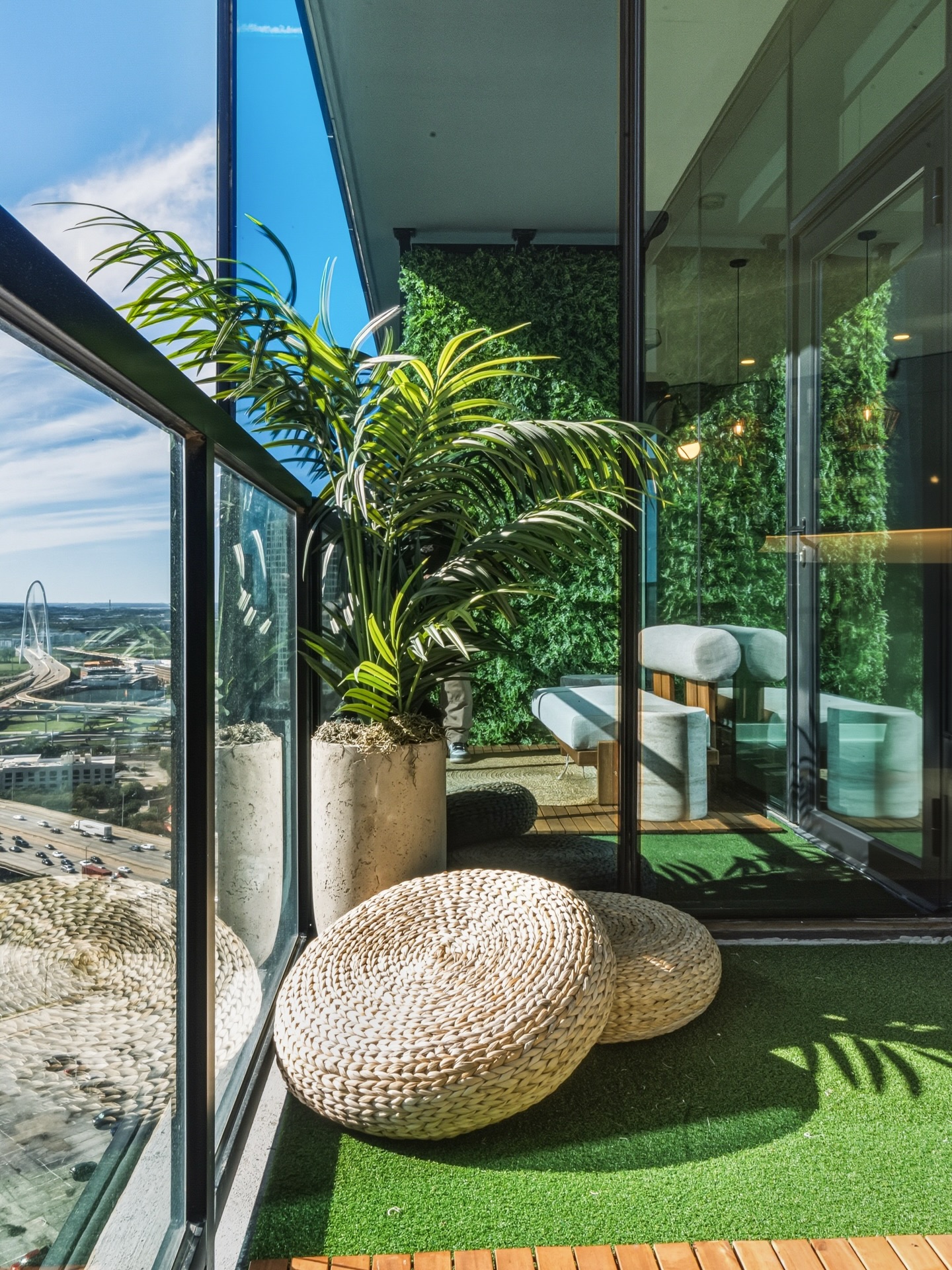 Would you sip wine or coffee out here? 🍷☕️
•
•
•
#BalconyVibes #BalconyDecor #OutdoorLiving #smalloutdoorspace #renterfriendly