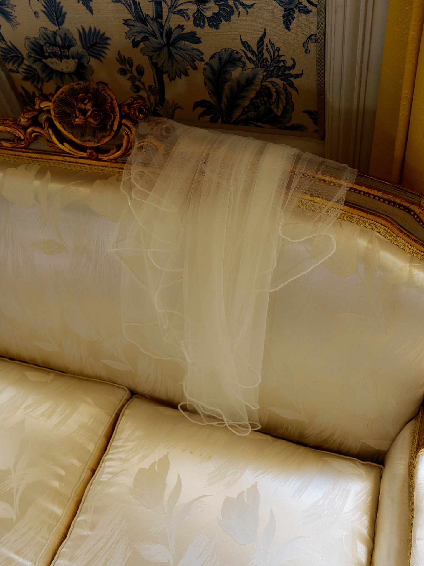 Souvenir de l’été, souvenir de mariage ✨
J’ai adoré la saison d’été. De mai à octobre, j’ai photographié des mariés, j’ai créé des souvenirs pour eux. C’était intense et dense, j’ai tout aimé !
Voile de la Mariée pendant les préparatifs
Romane Diez #️⃣
Photographe de mariage à Paris
Site : Romanediez.com
Disponibilités pour la saison 2026 ✨
Romane Diez