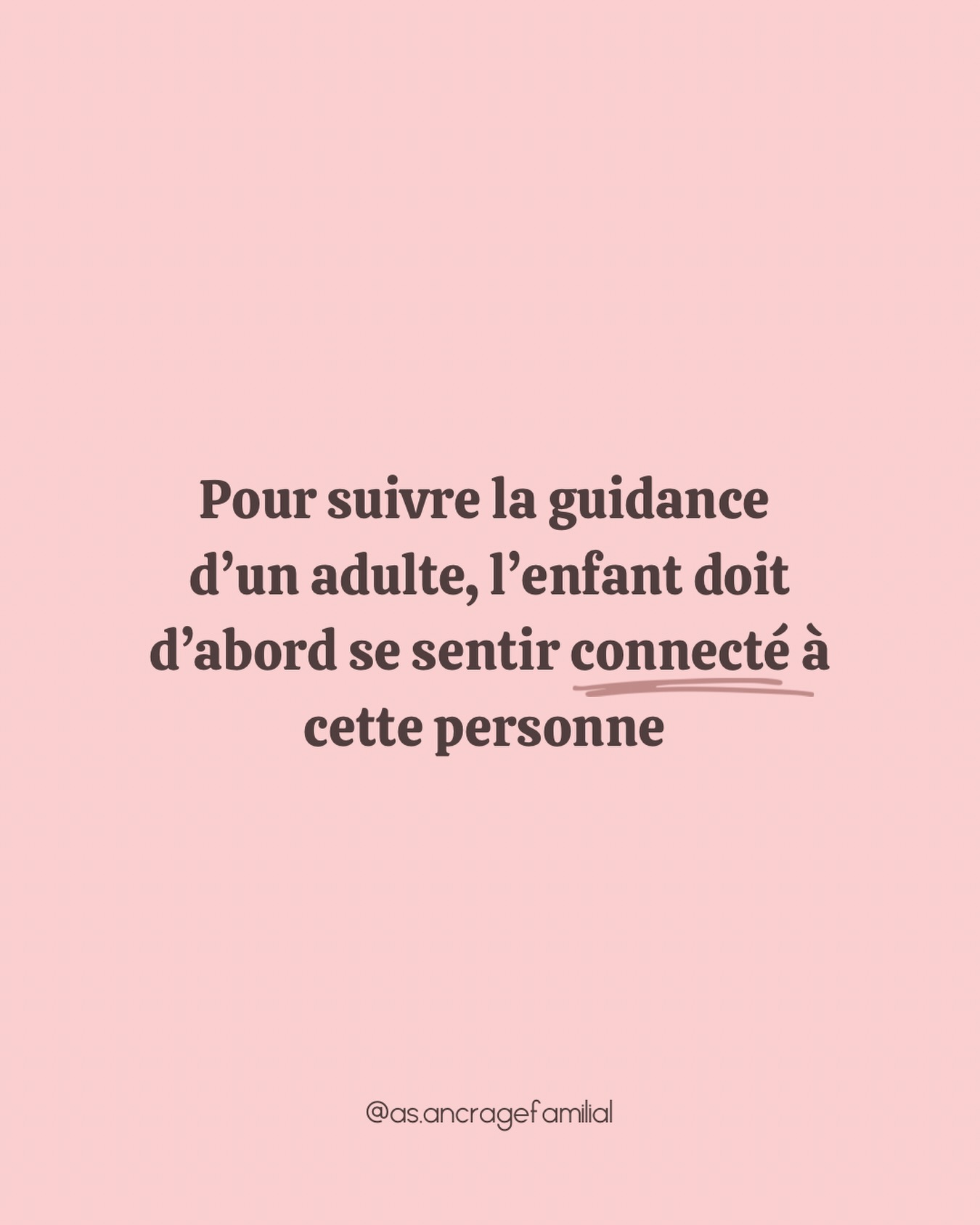 Pour qu’un enfant puisse suivre la guidance d’un adulte, un lien de confiance doit d’abord être présent. Les recherches en développement socioaffectif montrent que les enfants sont plus réceptifs aux consignes lorsqu’ils se sentent en sécurité sur le plan émotionnel. La connexion relationnelle (se sentir vu, compris et accueilli) favorise la coopération et l’autorégulation. À l’inverse, en l’absence de ce lien, l’enfant est davantage en mode protection ou opposition. La guidance devient alors moins efficace, peu importe la stratégie utilisée. Investir dans la relation permet donc de soutenir les comportements attendus de façon plus durable et respectueuse du rythme de l’enfant.
*Je pense que la citation provient du livre de Sarah Hamel ”Le parent du ti-pou d’Amérique”.