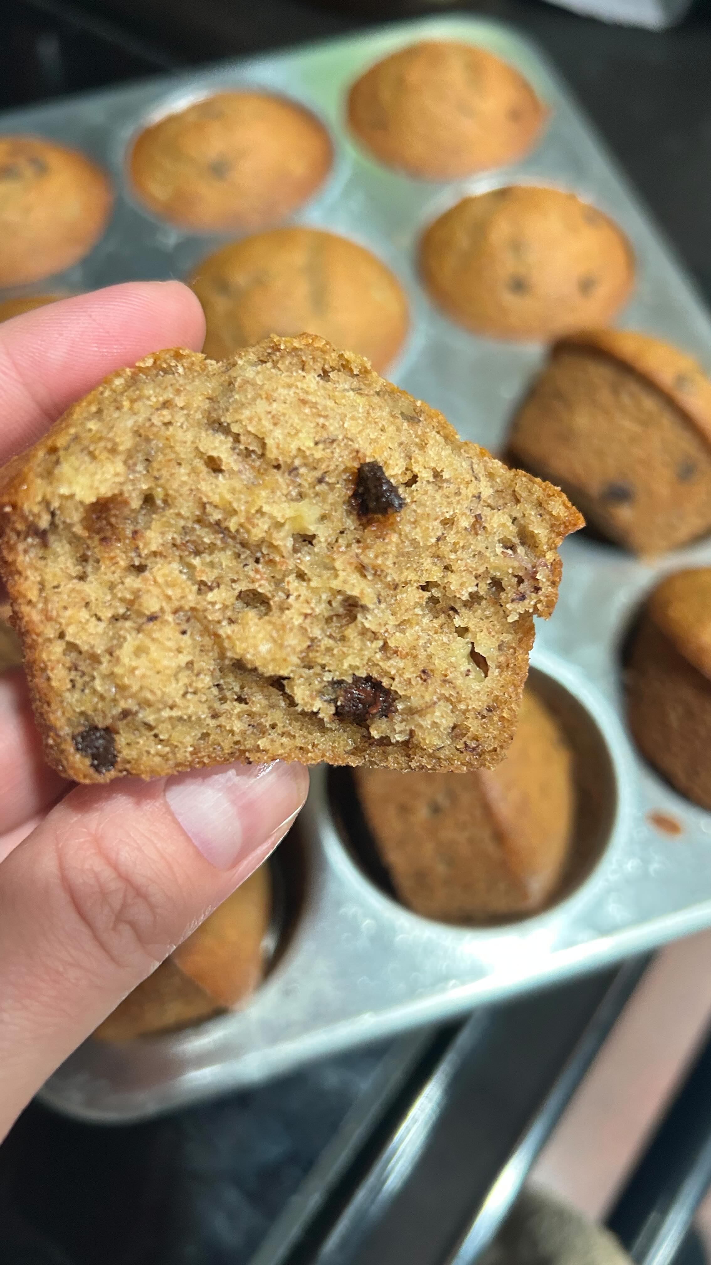 These are my go-to base muffins when I’m baking with freshly milled flour 🤍
Simple ingredients, flexible flavors, and they come together with almost no fuss.
Base Muffins (Freshly Milled Flour)
– 250g flour (I love a mix of spelt + soft wheat)
– 2 ripe bananas
– ½ cup oil
– 1 egg
– ½–¾ cup sugar
– ½ tsp salt
– 1 tsp vanilla
– ½ tsp baking powder
– 1 tsp baking soda
– 1 Tbsp vinegar
– ½–1 cup water
Mash bananas. Lightly mix flour, oil, sugar, and egg.
Make space in the flour, add dry ingredients + vanilla.
Add vinegar separately, then water until batter is pourable but thick.
Rest 10–15 min.
Bake at 365° for 20–25 min
Rest 10 min before removing.
Simple, nourishing, and endlessly adaptable.
#simpli #freshlymilledflour #sourdoughadjacent #simplebaking #nourishinghome homemade slowkitchen wholegrainbaking