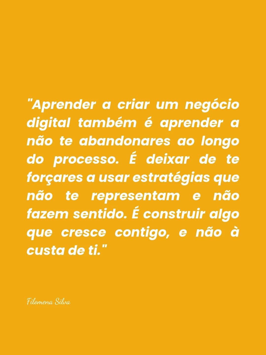 Facilmente somos levadas a acreditar que o sucesso vem de um esforço constante, de encontrar a tal estratégia infalível e de nos adaptarmos a fórmulas com as quais nem sequer nos identificamos. 🤔
Mas é mais do que isso:
👉 Tu já és bem-sucedida quando não te abandonas no processo.
👉 Quando não desistes de ti nem do teu negócio.
👉 Quando continuas à procura do que realmente funciona para ti.
👉 Quando respeitas o teu sentir e crias algo alinhado com o teu tempo, a tua disponibilidade, a tua energia e o teu estilo.
👉 Quando escolhes construir a tua marca sem te comparares com quem já está mais à frente.
👉 Quando percebes que estás exatamente onde precisas de estar.
👉 E quando encontras segurança interna e confiança por saberes que estás a fazer a tua parte, todos os dias, para chegar onde desejas.
Aprender a criar o teu negócio é isso: construir algo que cresce contigo, não à custa de ti. 💛
Faz sentido? Diz-me nos comentários. 👇