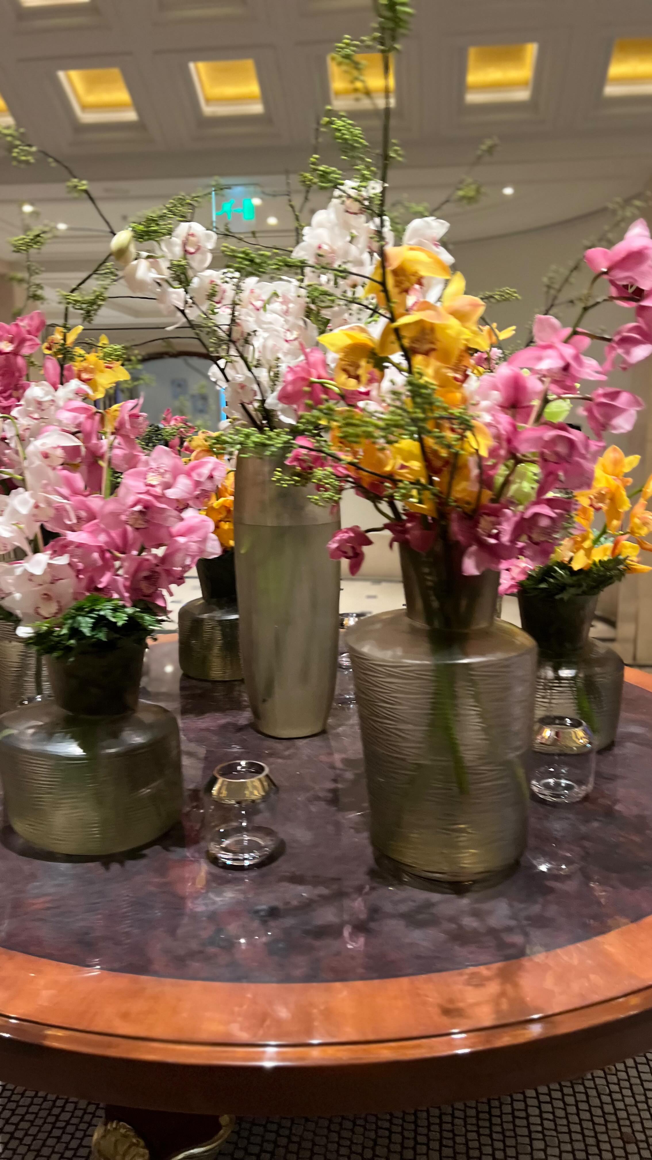 Ălskar att sitta i baren i lobbyn pĂ„ Hotel Adlon Kempinski mitt emot Brandenburger Tor. En makalöst god Riesling i glaset & mĂ€nniskor i samtal runt omkring. HĂ€r kan man sitta i timmar och bara titta och lyssna đâšđ„
@privateshopperstockholm
#travelwithstyle #visitgermany #visitberlin #rieslinglover #travelwithme