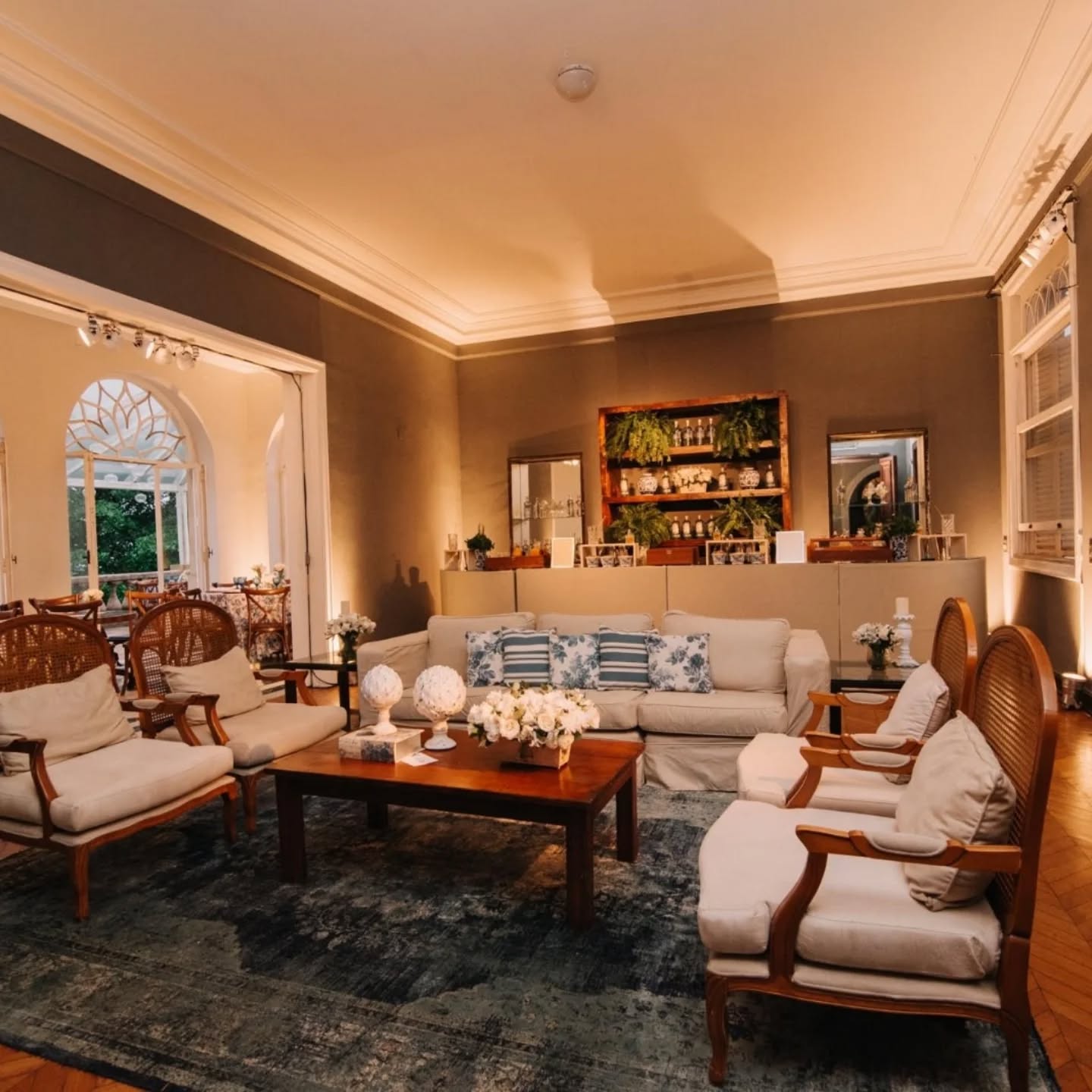 Uma decor que traduz elegância atemporal.
Detalhes inspirados nos azulejos portugueses encontram na arquitetura imponente da Mansão Alvite o cenário perfeito para uma composição clássica e cheia de personalidade.
Cada elemento é cuidadosamente pensado para refletir a sua história. 💙
.
.
.
#casorioperfeito #decorcasorioperfeito #noivas2027 #decoraçãodecasamento
#destinationwedding