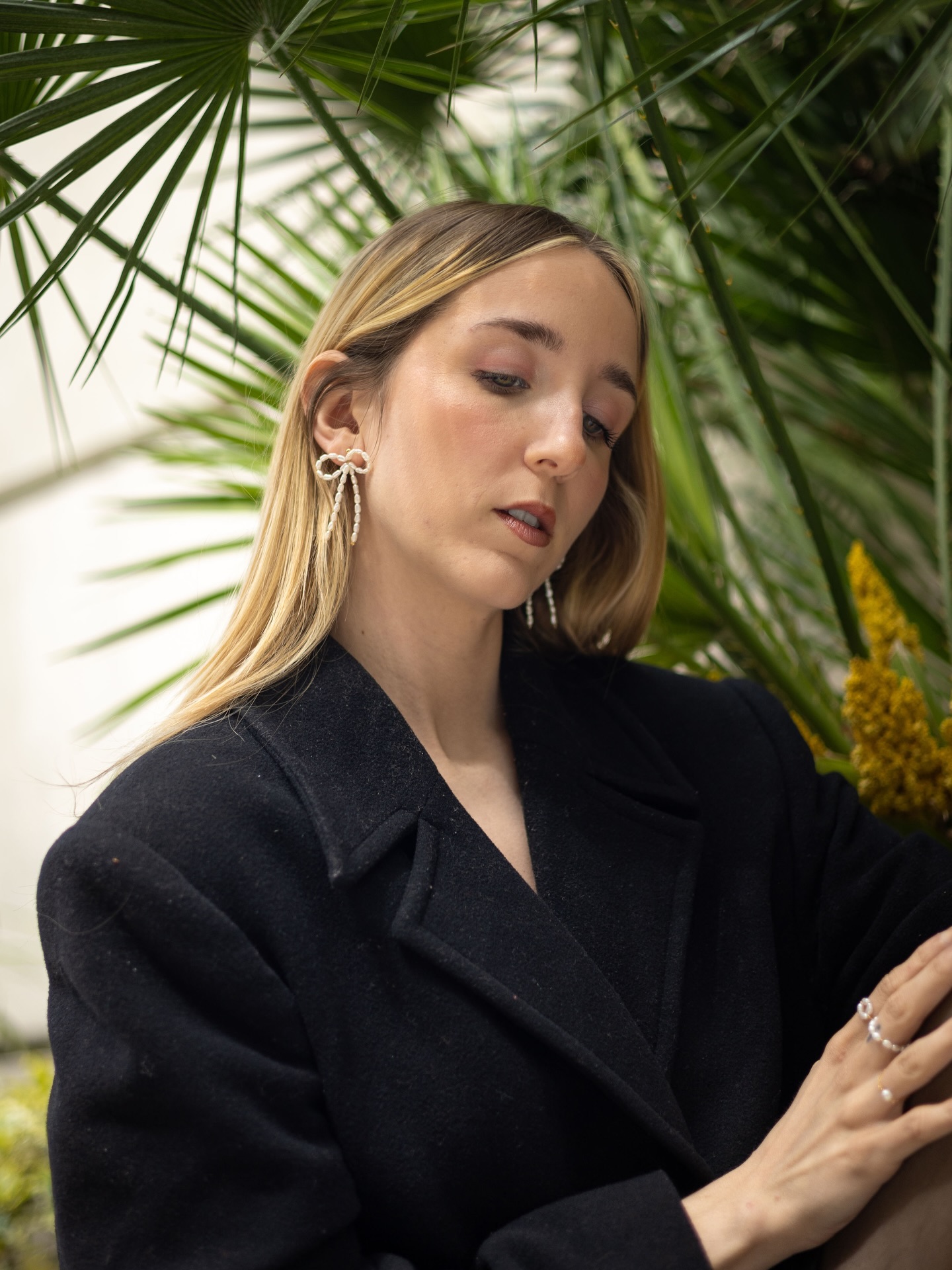 Inspiré par les papillons, fait à la main avec des perles d‘eau douce de 3 mm, idéal pour compléter votre look.
Boucles d’Oreilles Nœud Perles, Cadeau Romantique pour Femme, L’alliance parfaite entre douceur et sophistication.
Inspired by butterflies, handmade with 3mm freshwater pearls, great to complete your fashion look. Nickel free earrings, it’s a great gift for her.
Bijoux @zhen_bijoux_paris
Photographe @joana_dc_paris
Model @marialdeguerr
#bowearrings #butterflies #pearlearring #handmadejewelry #giftforher