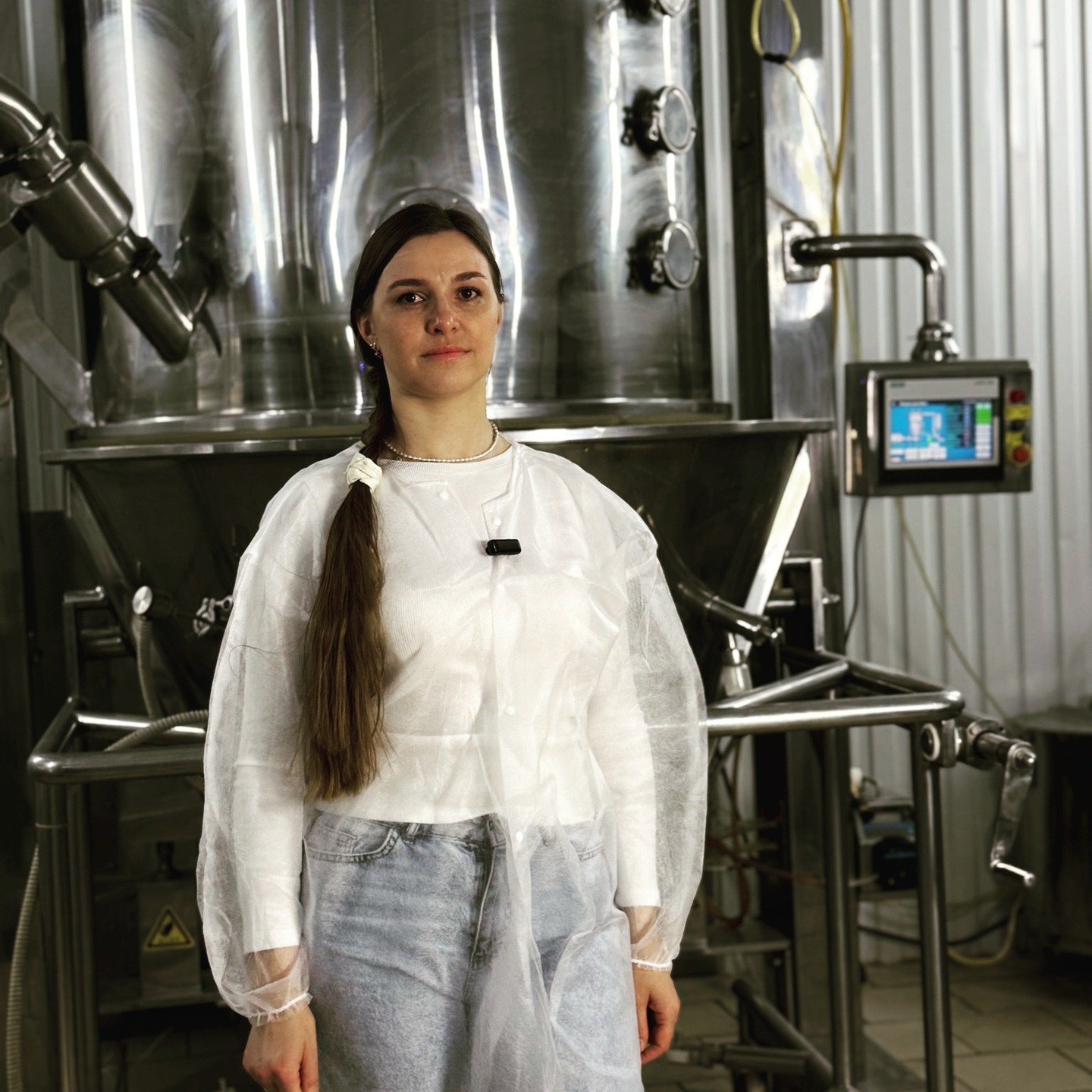 🤝 Історії партнерства: ТОВ «Гранулка» — завжди поруч, коли потрібна допомога!
Соціальна відповідальність бізнесу — це не гучні заяви й не разові акції.
Це готовність бути поруч тоді, коли складно, і допомагати без зайвих слів — ресурсами, часом, увагою.
Саме таким партнером для Благодійного Альянсу «Цивільний фронт» є ТОВ «Гранулка» — компанія з фасування та продажу сипучих продуктів, яка з перших днів повномасштабної війни долучилася до гуманітарного фронту.
Засновник підприємства Максим Остапенко — людина, до якої можна звернутися в будь-який момент. І відповідь завжди однакова: «Допоможу». Це не обіцянка — це дія.
На початку повномасштабного вторгнення «Гранулка» передавала чай та каву для внутрішньо переміщених осіб і військових. У той час ці прості речі мали особливу цінність — вони давали людям відчуття тепла й підтримки в умовах невизначеності та стресу.
Сьогодні компанія фінансово підтримує діяльність фонду «Без кордонів» і постійно відгукується на запити, що виникають у процесі роботи з родинами, які постраждали від війни. Допомога приходить вчасно, без зайвих узгоджень і нагадувань.
ТОВ «Гранулка» — це приклад бізнесу, який працює по-людськи: якісно, оперативно, відповідально.
Це партнер, на якого можна розраховувати — незалежно від формату допомоги: фінансового, матеріального чи організаційного.
Ми щиро вдячні Максиму Остапенку та команді ТОВ «Гранулка» за відкритість, довіру й готовність підтримувати людей у найскладніші моменти.
Саме з таких партнерств і формується справжній Цивільний фронт — спільнота, яка тримається на відповідальності, взаємній підтримці та реальних діях.
Разом ми можемо більше. І саме разом — створюємо основу для відновлення та сталого розвитку України.