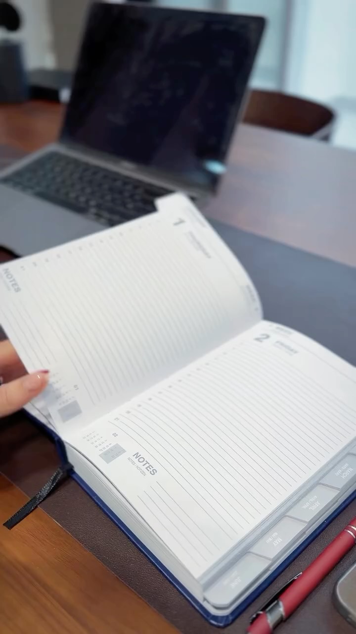 ✨ No todo empieza de cero en enero
Enero llega cargado de mensajes de reiníciate, hazlo mejor, empieza de nuevo…
y a veces eso pesa más de lo que ayuda 🤍
No empezamos de cero.
Llegamos con lo vivido, con aprendizajes, con heridas que aún cicatrizan y con logros que también cuentan.
Y eso no es un problema: es parte del proceso.
El cambio no siempre es radical ni inmediato.
A veces es más pequeño, más lento… y mucho más real 🌱
Con más conciencia y menos exigencia.
✨ Crecer no es empezar de cero.
Es seguir caminando cuidándote mejor.
👉 Guárdalo si este enero te pesa un poco.
#EneroReal #SaludEmocional #Procesos #CrecimientoPersonal #Psicología CuidarteSinPresión