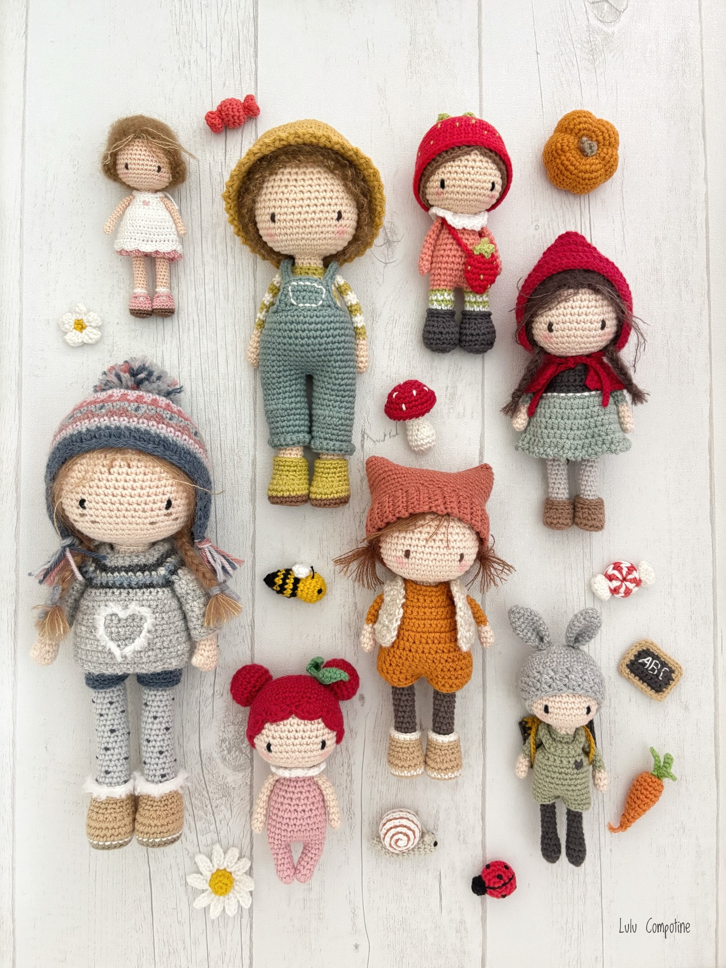 Et si vous profitiez des soldes sur tous les tutoriels de la boutique pour débuter un nouveau projet ?
D’autant plus qu’avec ce froid, cette neige, cette pluie ou ce vent, c’est le moment idéal !
Un plaid sur les genoux, une tasse de thé fumant et une petite série en bruit de fond et hop, on sort crochet et pelote de laine !
En tout cas, c’est mon programme de l’après-midi !
Une petite nouvelle prend forme tout doucement sous mon crochet… en mode cocooning avec un gros pull et de grosses chaussettes (pas moi, la poupée !)… Je me rends compte que je n’arrive toujours pas à anticiper les saisons, penser et crocheter des poupées en maillot de bain alors qu’il neige dehors ! Bref, je vous montrerai sa progression très bientôt…
✔️La promotion de -20% sur tous les tutoriels est valable jusqu’au 3 février !
#lulucompotine #crochet #poupeecrochet #crochetdolls #crochetpatterns