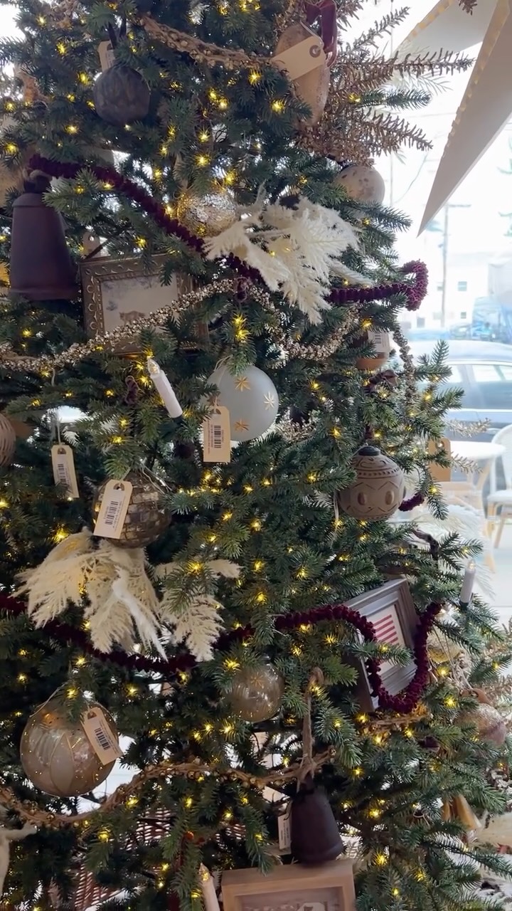 You’re invited to our Holiday Sip + Shop tomorrow, Thursday, November 13th from 5-7PM! 🍸
Join us for an evening of cocktails, treats, custom embroidered stockings and a free gift with purchase! No RSVP required! Come one, come all! 🎄🍾 🎁