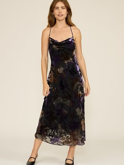 I love a little fashion influence that started in the 1920’s to more of my recollection of wearing in the 80’s, and 90’s …burnout velvet💙 The perfect wintry going out dress for daytime with a tight and booty and coat to date night with a stocking and heel and fur! Or for travel with a sandal for a dinner out!