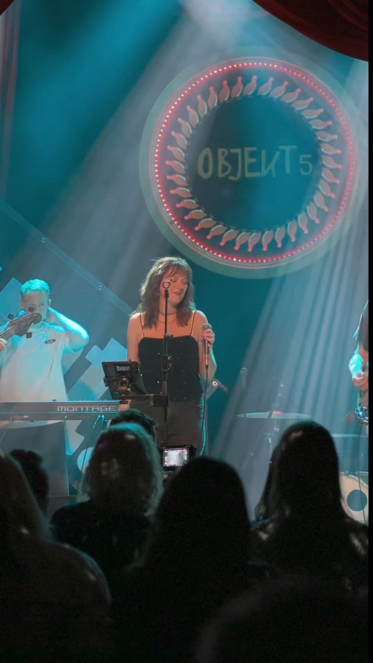 Wir entschuldigen uns nicht für den Ohrwurm.
#nostalgie #ohrwurm
Ganzes Video:
Kamera & Schnitt @nick.gesell
Kamera @m.on.street @easypeaty
Mix von Christian Häntzschel, Audio Designer