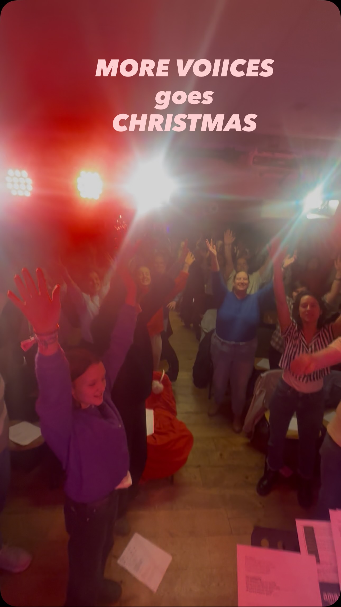Hallo liebe Menschen,
Zuerst einmal wünschen wir euch, ganz klassisch, ein frohes, wundervolles neues Jahr 2026.
„Jedem Anfang wohnt ein Zauber inne“ - das fühlen wir schon auch. Der Jahresanfang kommt mit Startenergie und gleichzeitig dem Gefühl des „Loslassens“. Dieses Loslassen des alten Jahres schafft dann aber auch wieder ganz viel Platz für neue Ideen und Vorfreude auf das was kommt. Und wir haben uns schon jetzt soooo viel tolles für euch überlegt und dürfen dieses Jahr Teil von ganz aufregenden Events sein. (Mehr dazu später 😉)
Wir durften uns auch auf eine ganz besondere Weise vom Jahr 2025 verabschieden und das möchten wir euch nicht vorenthalten. Unser „MORE VOIICES goes Christmas“ Event in @die_wohngemeinschaft war so wunderschön und wir sind mega dankbar für alle tollen Sänger*innen, die da waren und auch für unsere unfassbaren Musiker: @yungklinkenberg , @krischanfrehse und @thomas_heinz_dot !!!
Es war uns eine wahre Freude, wirklich! 🤩🥰
MORE VOIICES kommt schon ganz bald zurück.
Bis dahin könnt ihr euch hier einen kleinen Eindruck verschaffen und dann sehen wir uns hoffentlich bei unserem nächsten Event! 😍
Wir freuen uns auf euch!
Helen & Verena
🍋 🍃
#voiices #singen #stimme #popupchoir #morevoiices