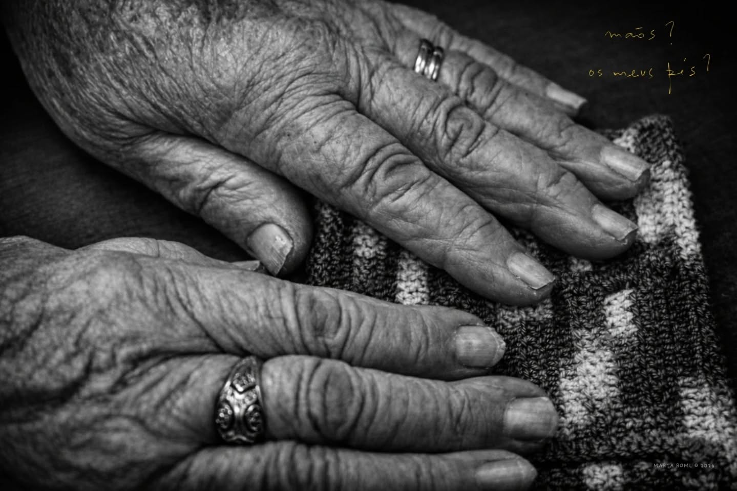 Desviam-se: rugas e pobreza são doença venérea. Amanhã. E hoje? Esperei. Mas não é domingo. Ou será? Por isso, escrevo. Lembras-te das viagens que fizemos? De pararmos à beira da estrada para matar a fome e a vista? No brilho, sorriem e dançam. Acredita só na luz real. Conta os dias na parede, reinventando o olhar.
To be continued...
Texto & Foto 📸 ©️ Marta Roml
👉 Segue-me para mais inspiração 🙏❤
#prosapoética #corpomemória #martaroml