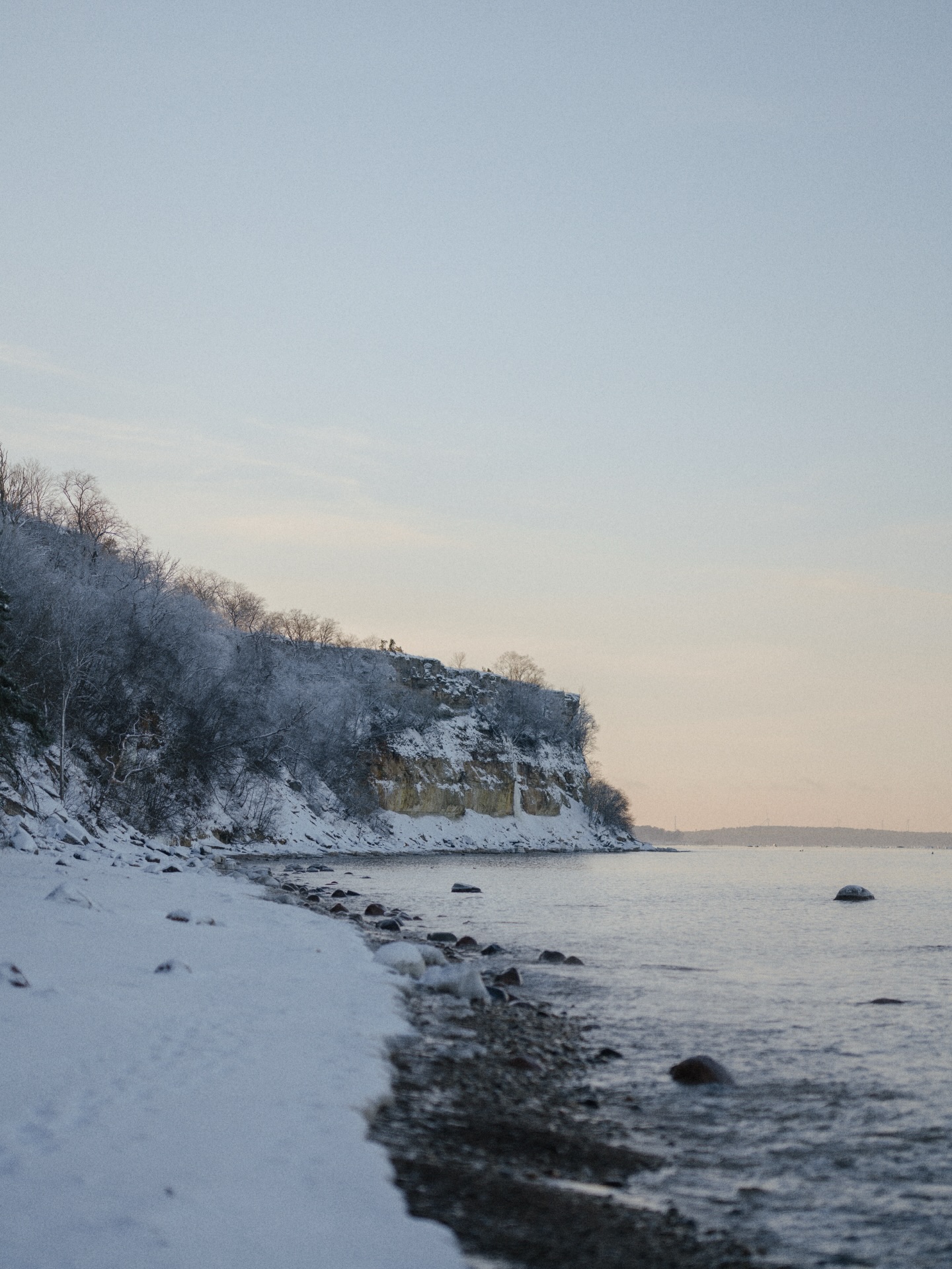 Forest, mountains, or the sea? A strange question that often takes up space in my mind.
The forest feels most like home to me. I’m always drawn to the trees and the green, and I find myself in some kind of wooded area almost every day.
When we spent a few days on the northern coast of Estonia recently, I realised I’ve unintentionally missed out on the magic of different landscapes by often choosing what’s familiar. I looked at the beautiful icy lace on these rocks and couldn’t understand how I’d never seen (or noticed) anything like it before, despite living through many cold winters. I found them so beautiful.
Anyway, this is just to say… there’s still so much to see, learn, and appreciate in nature 🤍
#winternature #bythesea #visitestonia