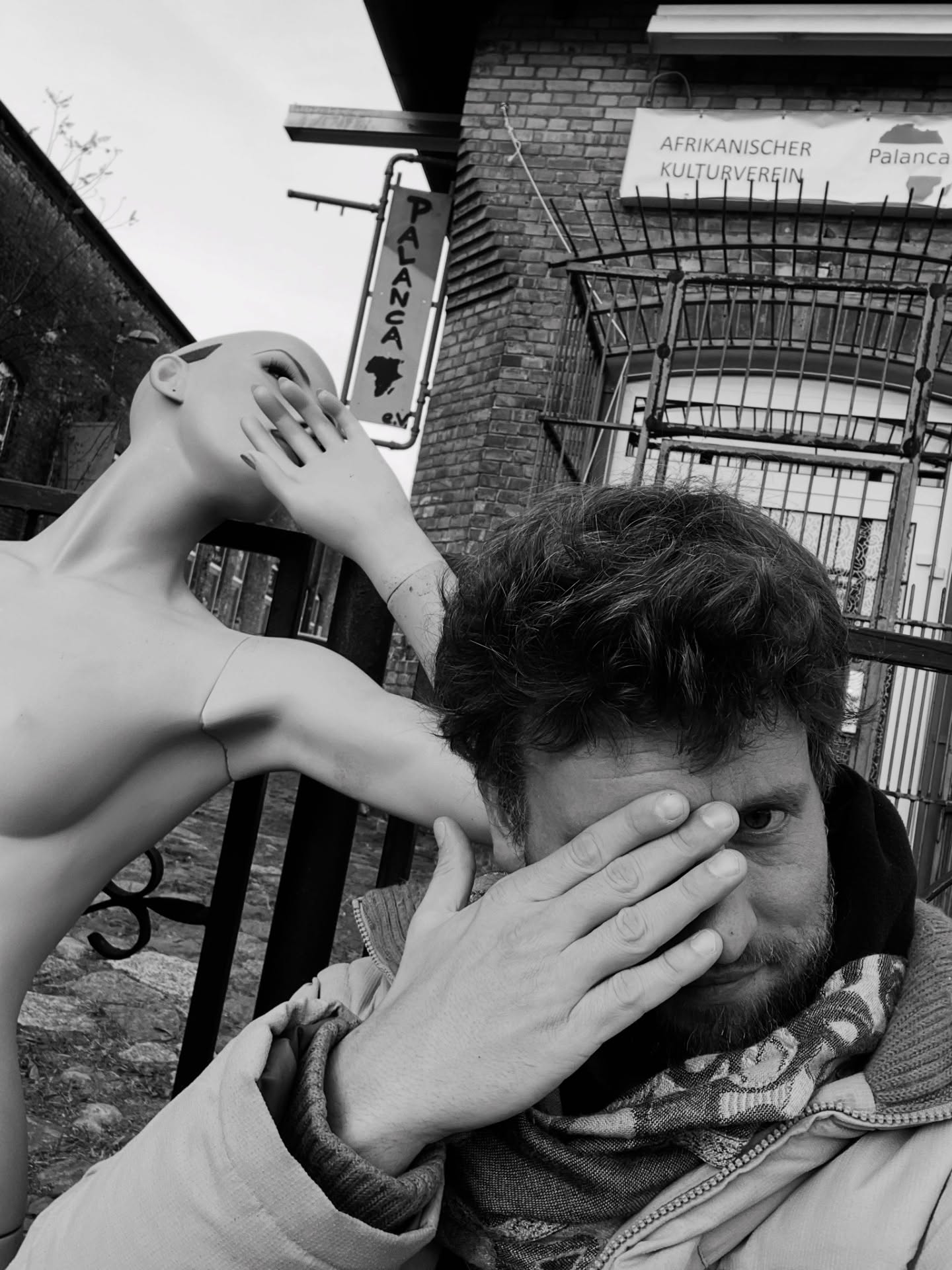 Und die vorletzten 20 :)
Meine Lieben, 2025 ist vorüber – und für uns war es ein aufregendes, spannendes und vor allem sehr amüsantes Jahr.
Wir möchten uns bei euch bedanken: für ein weiteres Jahr voller treuer Stammkundschaft, für viele neue Begegnungen und für unzählige wunderbare Momente mit euch in unserem wunderschönen Laden. Danke, dass ihr uns immer auf dem Schirm habt und uns so oft besuchen kommt. 🙂
Wir haben uns gerade unsere Bilder aus 2025 angeschaut und mussten dabei oft lachen – oder uns mit Freude daran zurückerinnern, wie schön diese Momente waren. All diese Bilder in ein 30-sekündiges Reel zu packen, wird dem Erlebten einfach nicht gerecht.
Deshalb haben wir entschieden, die Bilder über die ganze Woche zu verteilen: Jeden Tag bekommt ihr 20 Bilder oder Videos aus unserem Jahr 2025. Vielleicht findet ihr euch auf dem ein oder anderen Bild wieder – oder erkennt Momente wieder, bei denen ihr selbst dabei wart. Oder ihr schaut euch einfach unser 2025 in Bildern an. 🙂
Solltet ihr auf den Bildern sein und Ihr möchtet nicht das sie im Internet sind dann schreibt uns bitte sofort :)
Viel Freude damit!