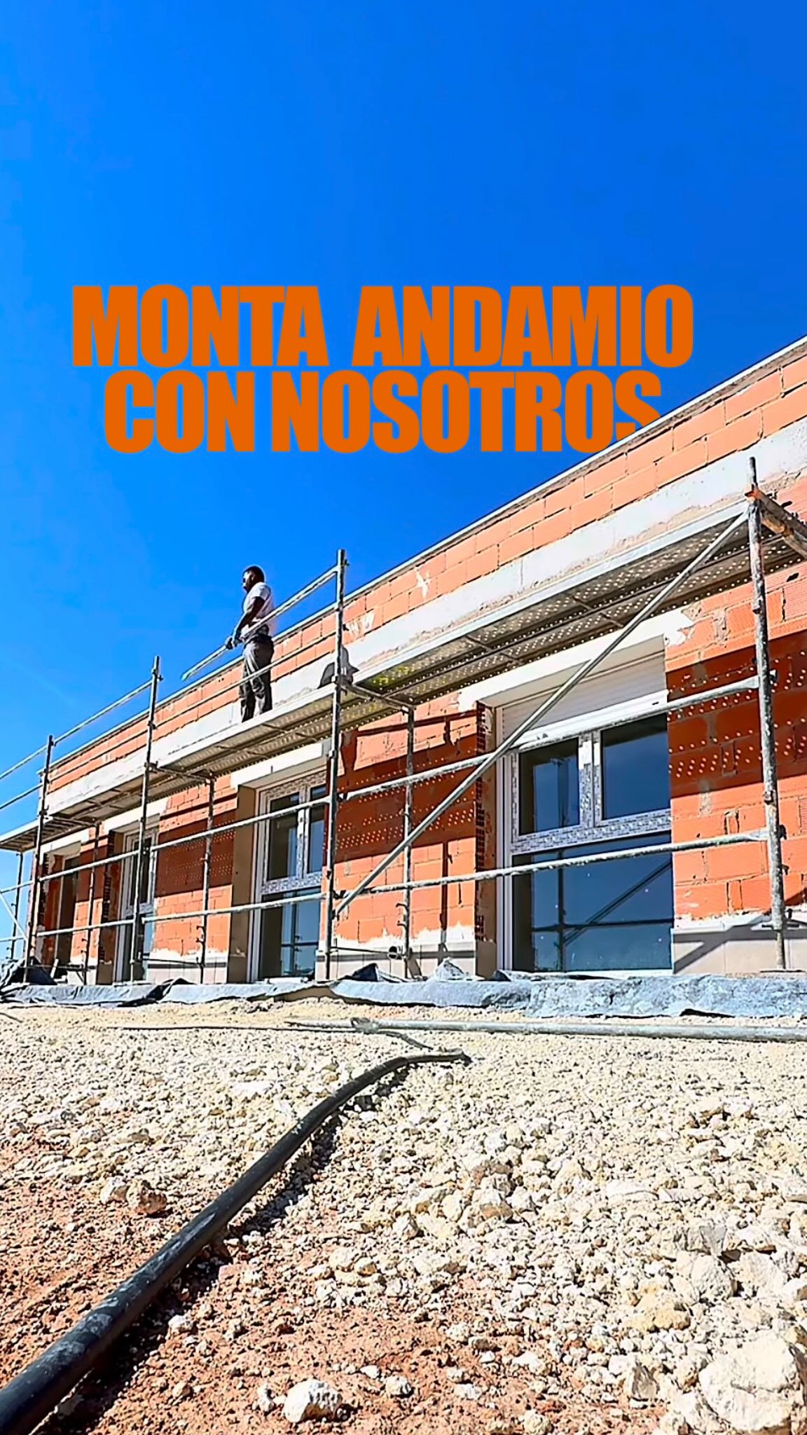 Dicen que el andamio se monta solo… pues será en sus sueños.”
#andamiofitness #humorobra #obrerosalrescate #montajeloco