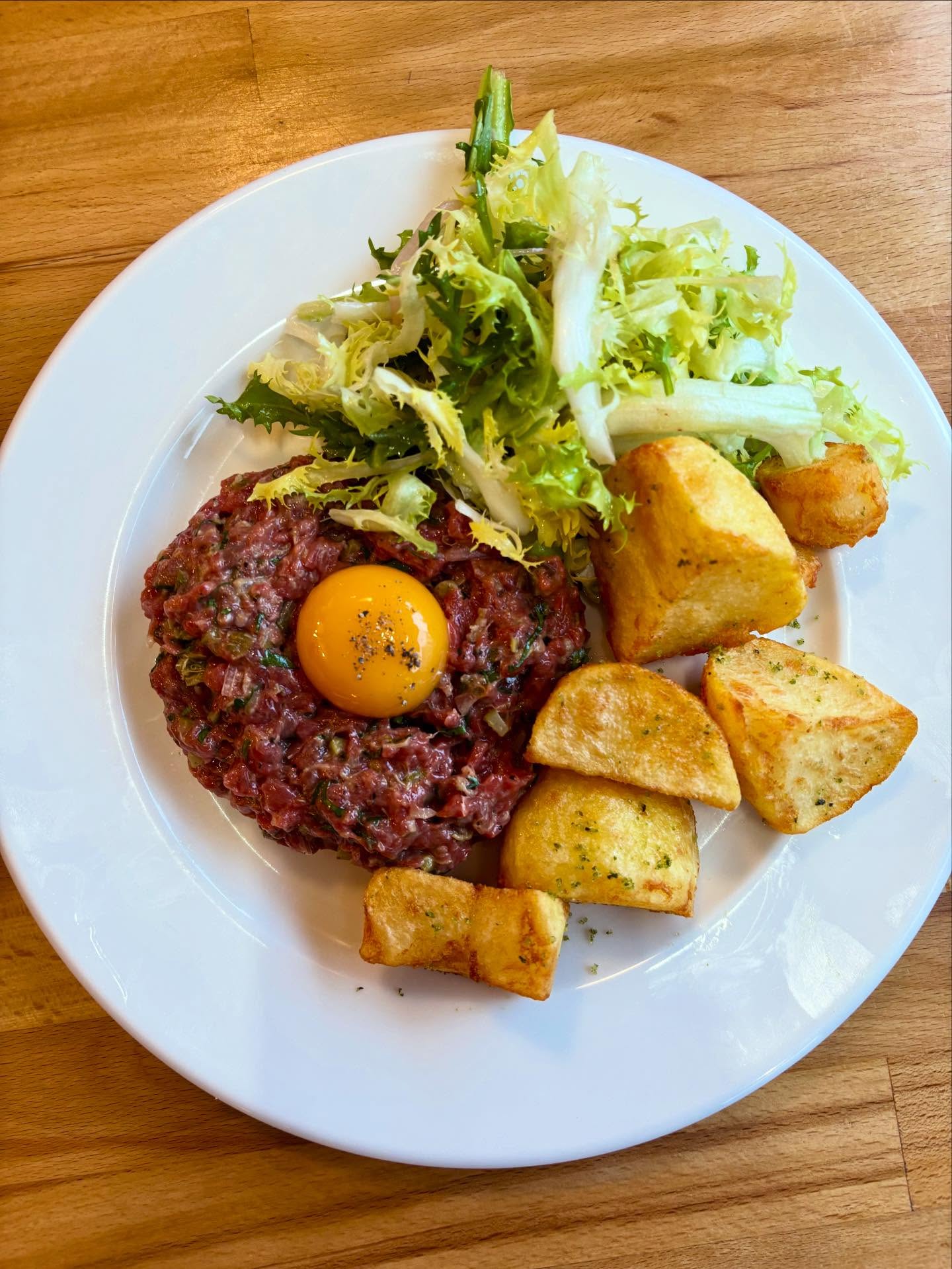 Le tartare de bœuf. Coeur de rumsteak coupé au couteau, à la minute.