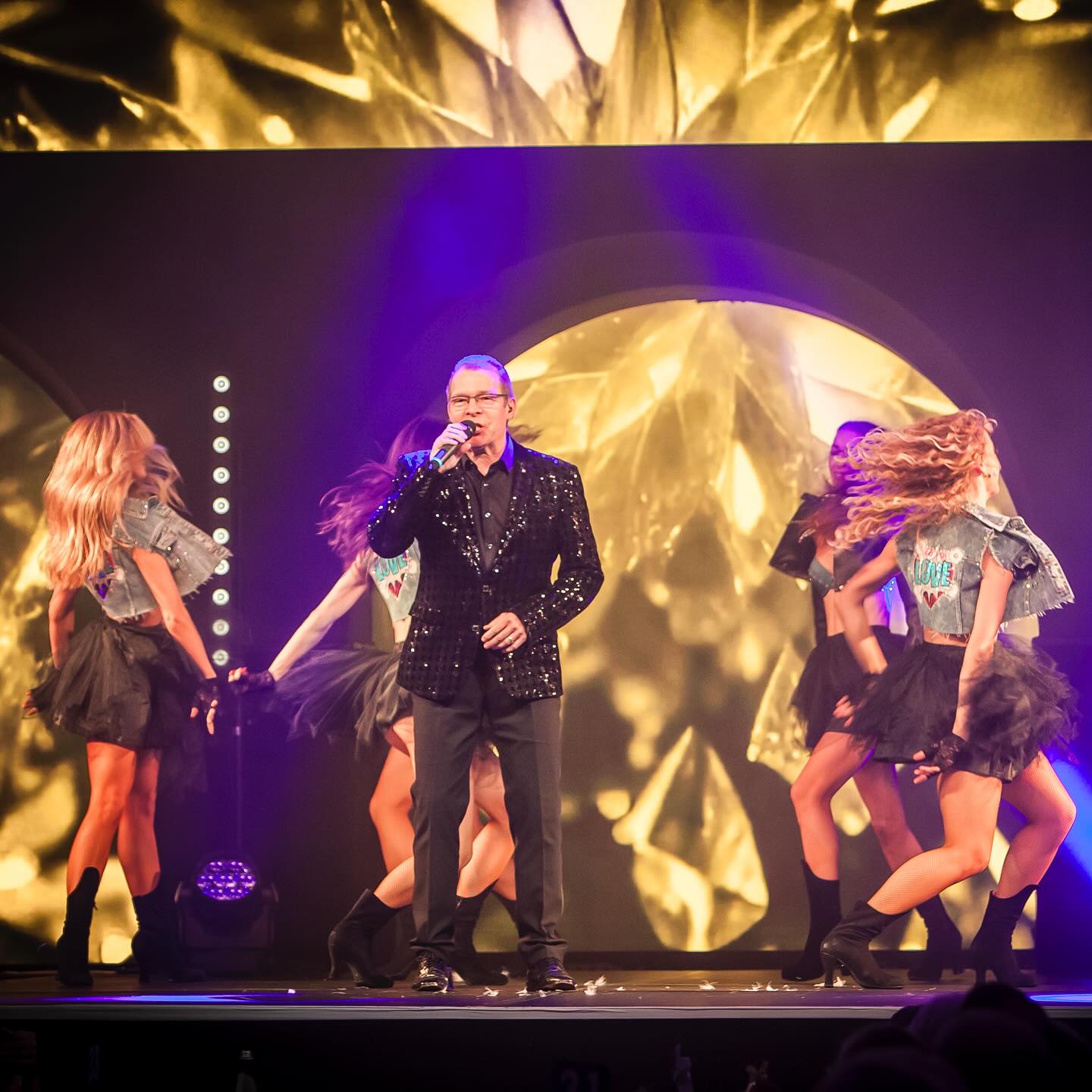 ⭐️ Party Feeling und Frauenpower - unser Heiko @heikomathias65 hat die beste Mischung mit den Ladies von den @la_bouche_showgirls
➡️ @dinnershowleipzig 🌟
#Dinnershowleipzig #Nightfever #Liveband #PaviinAction #Leipzig