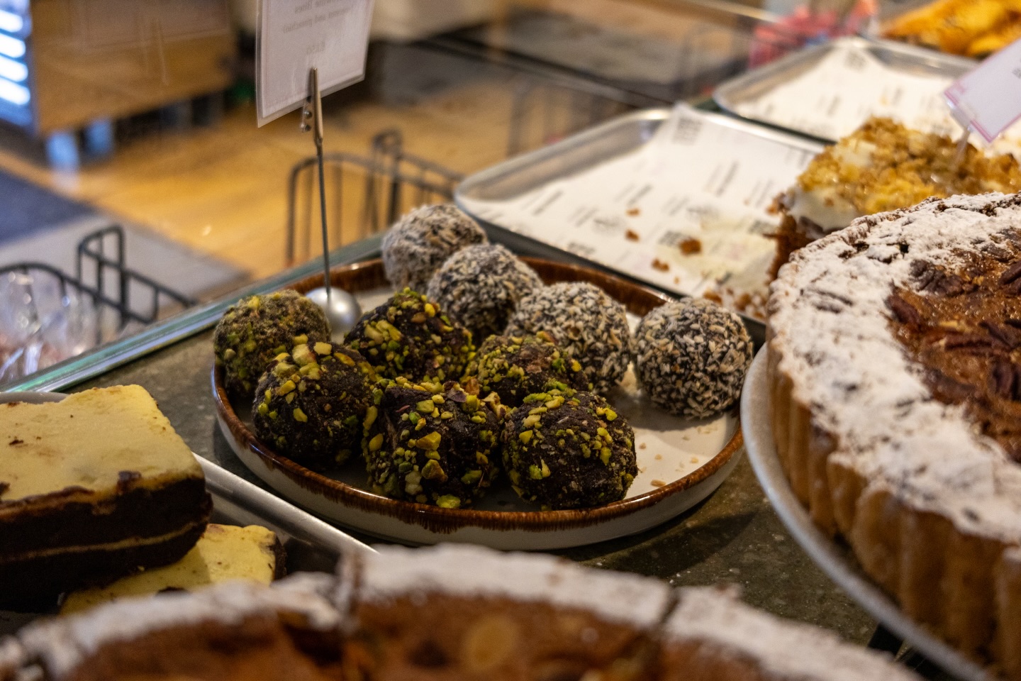 Small snack, big energy 🙌🏼
Our homemade bliss balls are packed with lots of goodness, the perfect little pick-me-up for busy days when you need it most.
#healthyeating #northlondoncoffee #coffeeshop #enfield #highgate