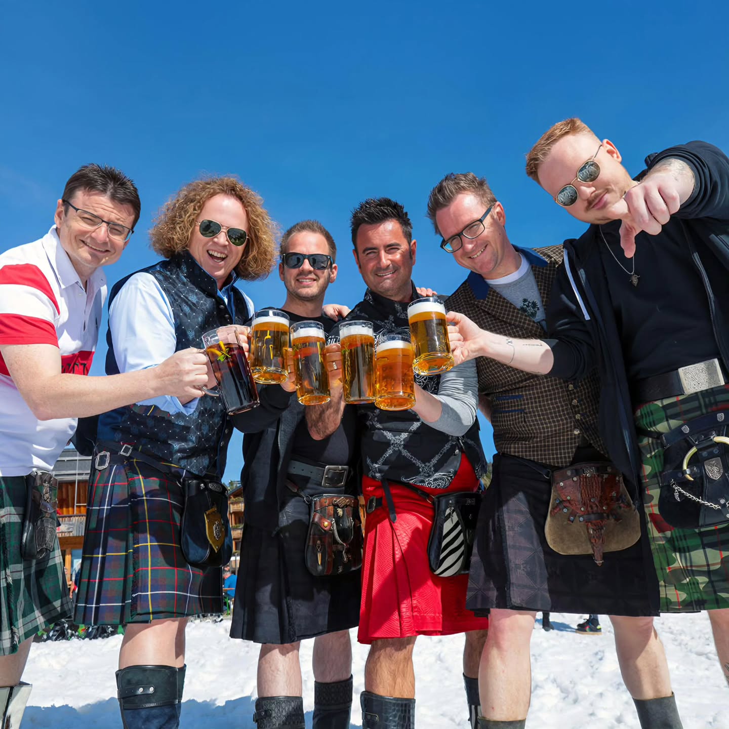 Schnee unter den Füßen, Freude im Glas ❄️🍺
Gemeinsam genießen wir den Augenblick. ❤️
Schönes Wochenende ☀️
#wintervibes
#freunde
#prost